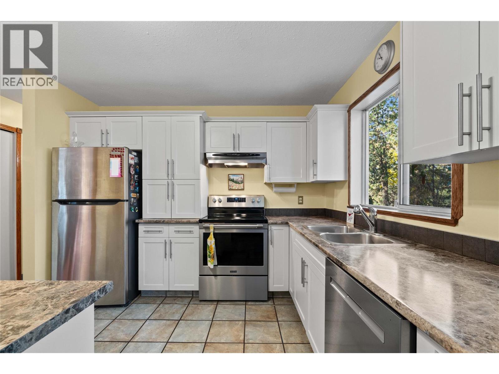  2164 Tomat Avenue, West Kelowna