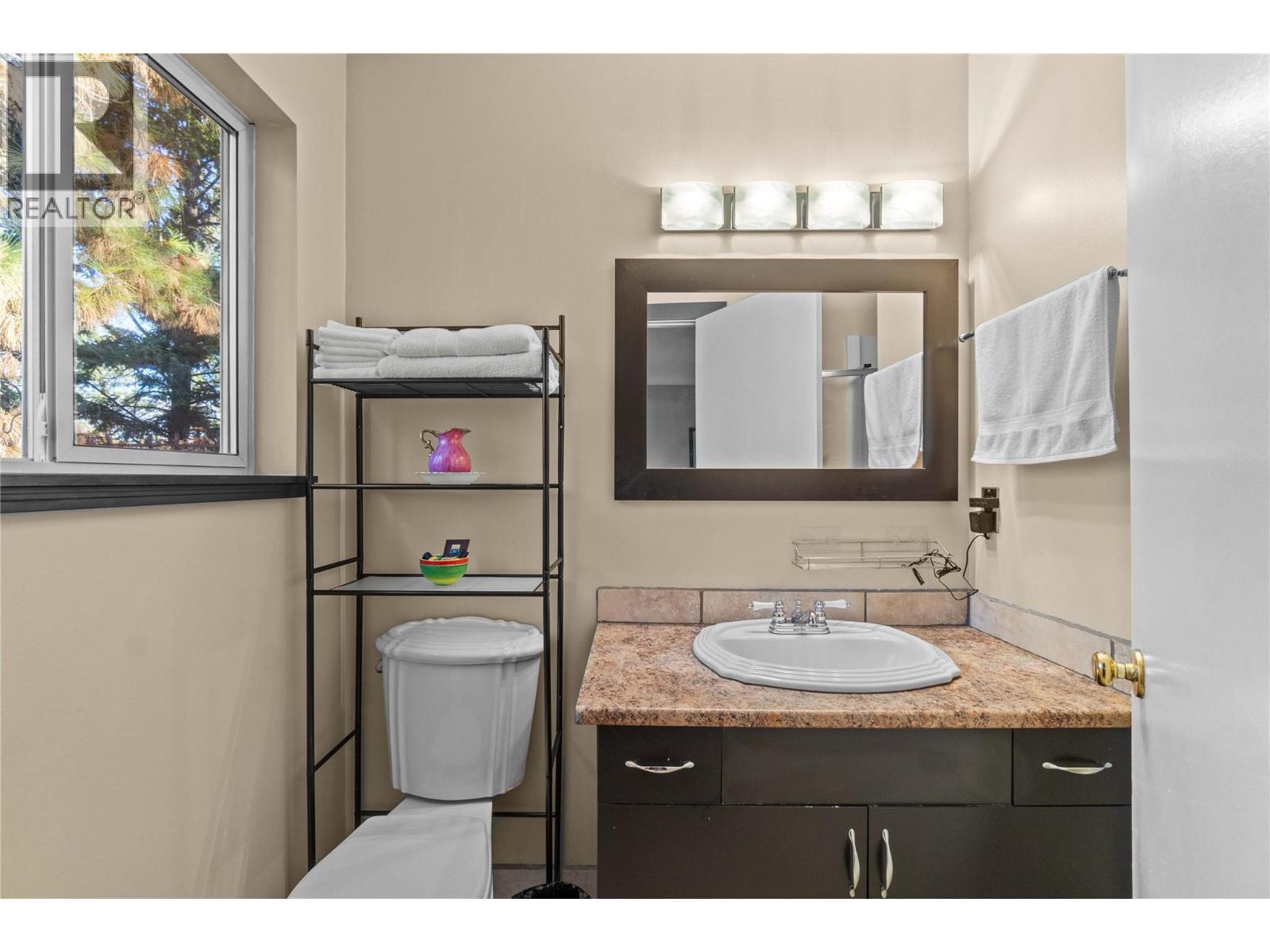  2164 Tomat Avenue, West Kelowna