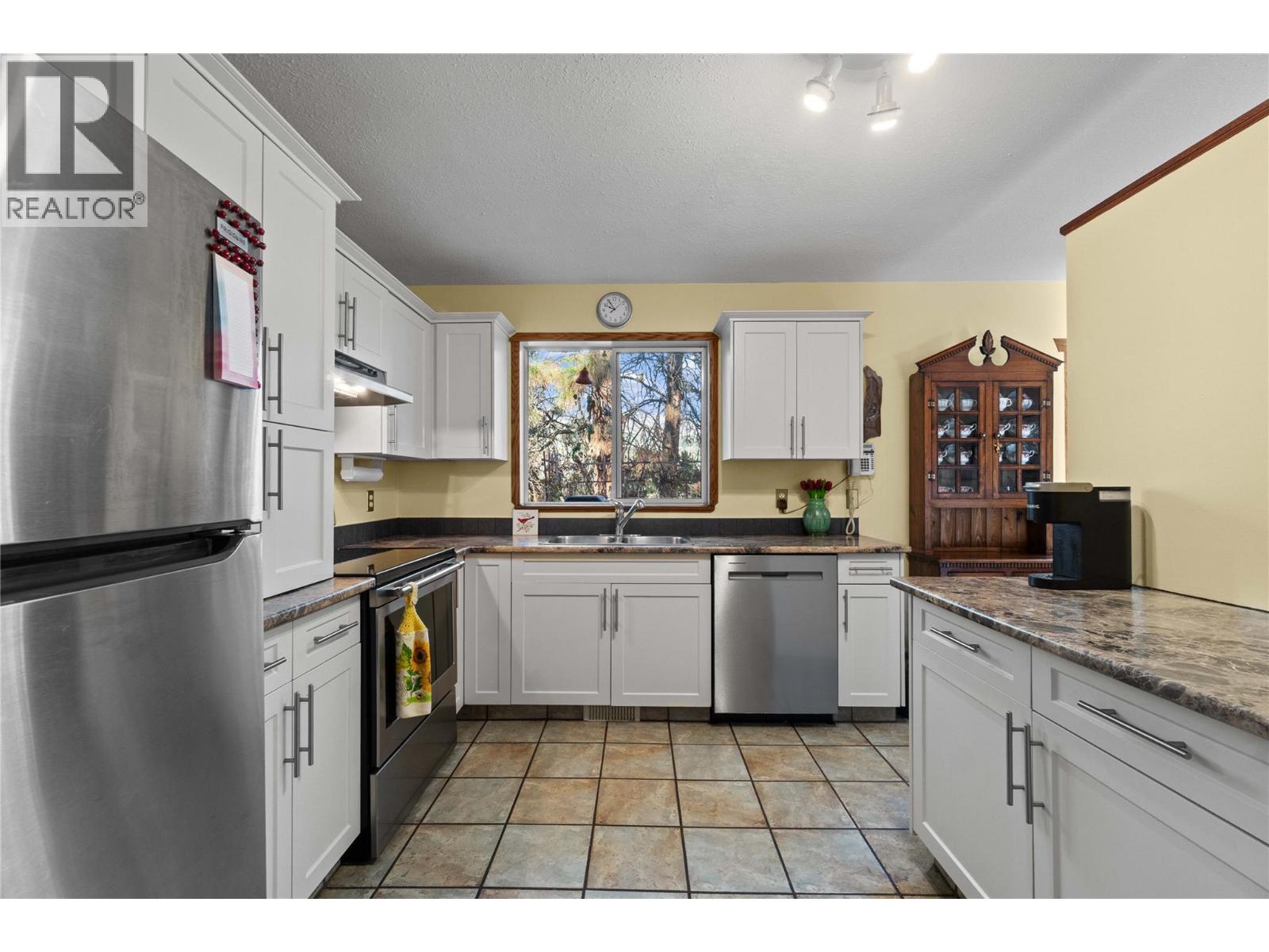  2164 Tomat Avenue, West Kelowna