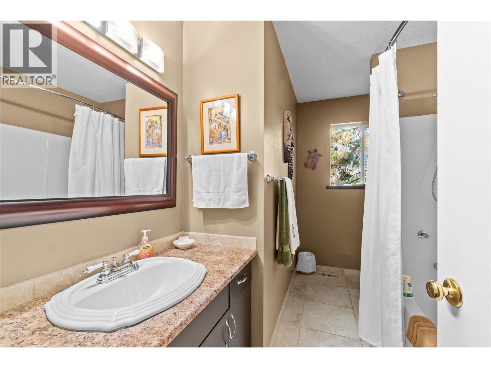  2164 Tomat Avenue, West Kelowna