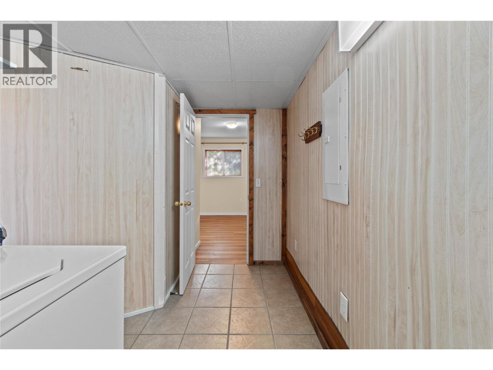  2164 Tomat Avenue, West Kelowna