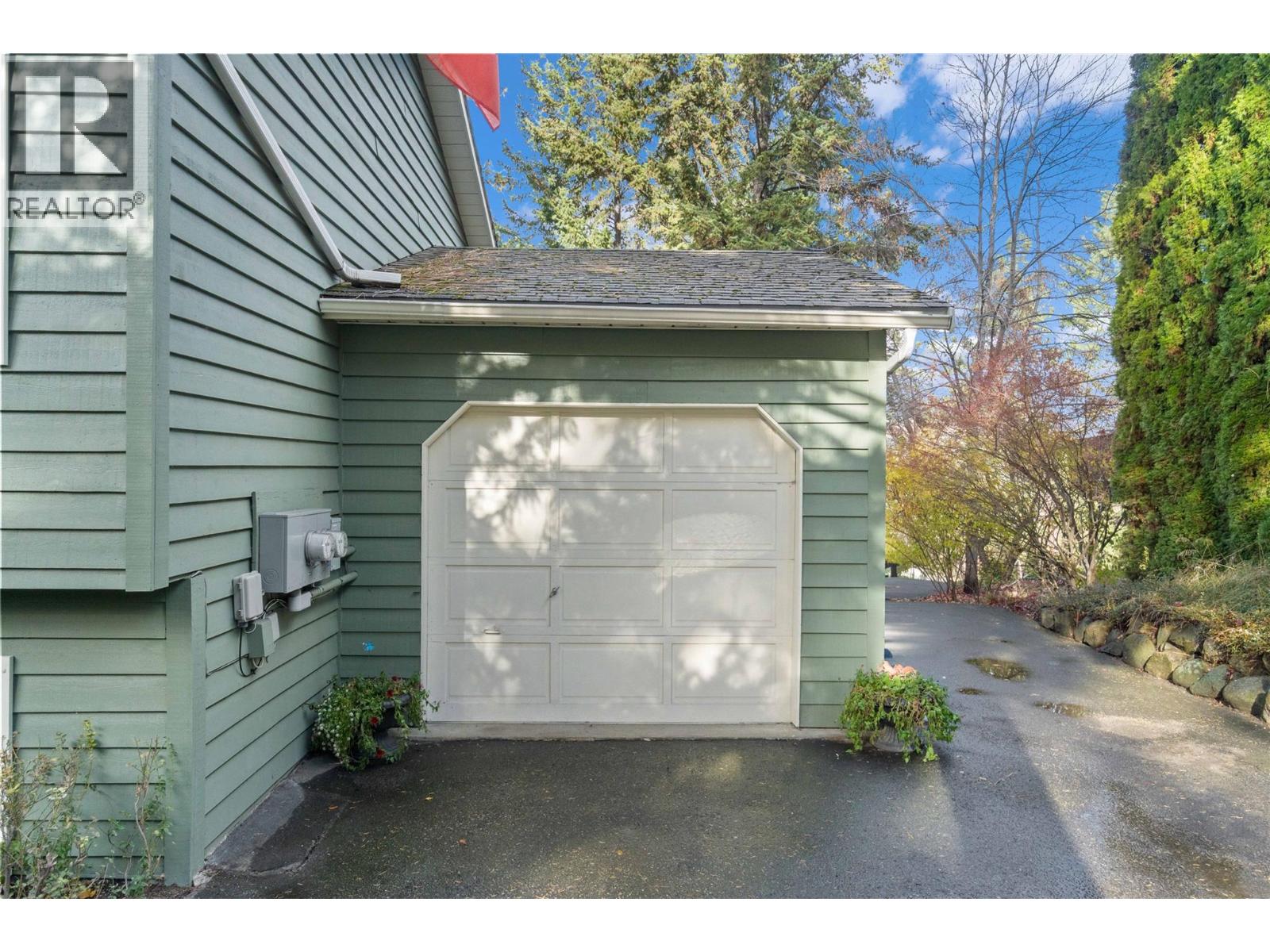  2164 Tomat Avenue, West Kelowna