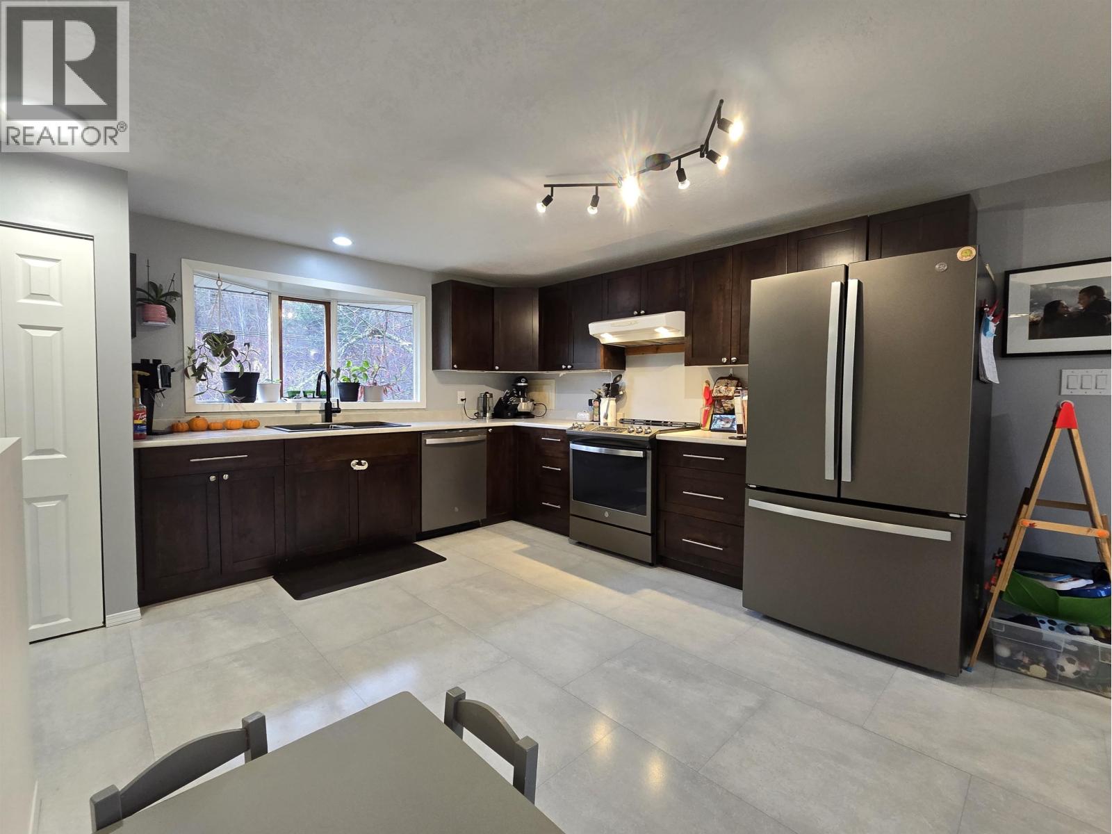 2165 QUEENSWAY DRIVE, Terrace