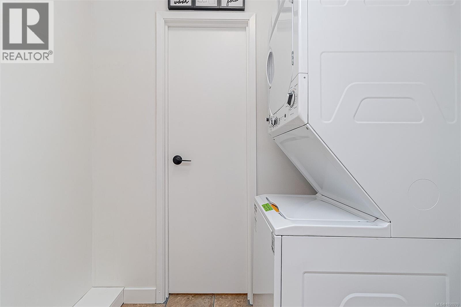 215 3277 Quadra St, Saanich