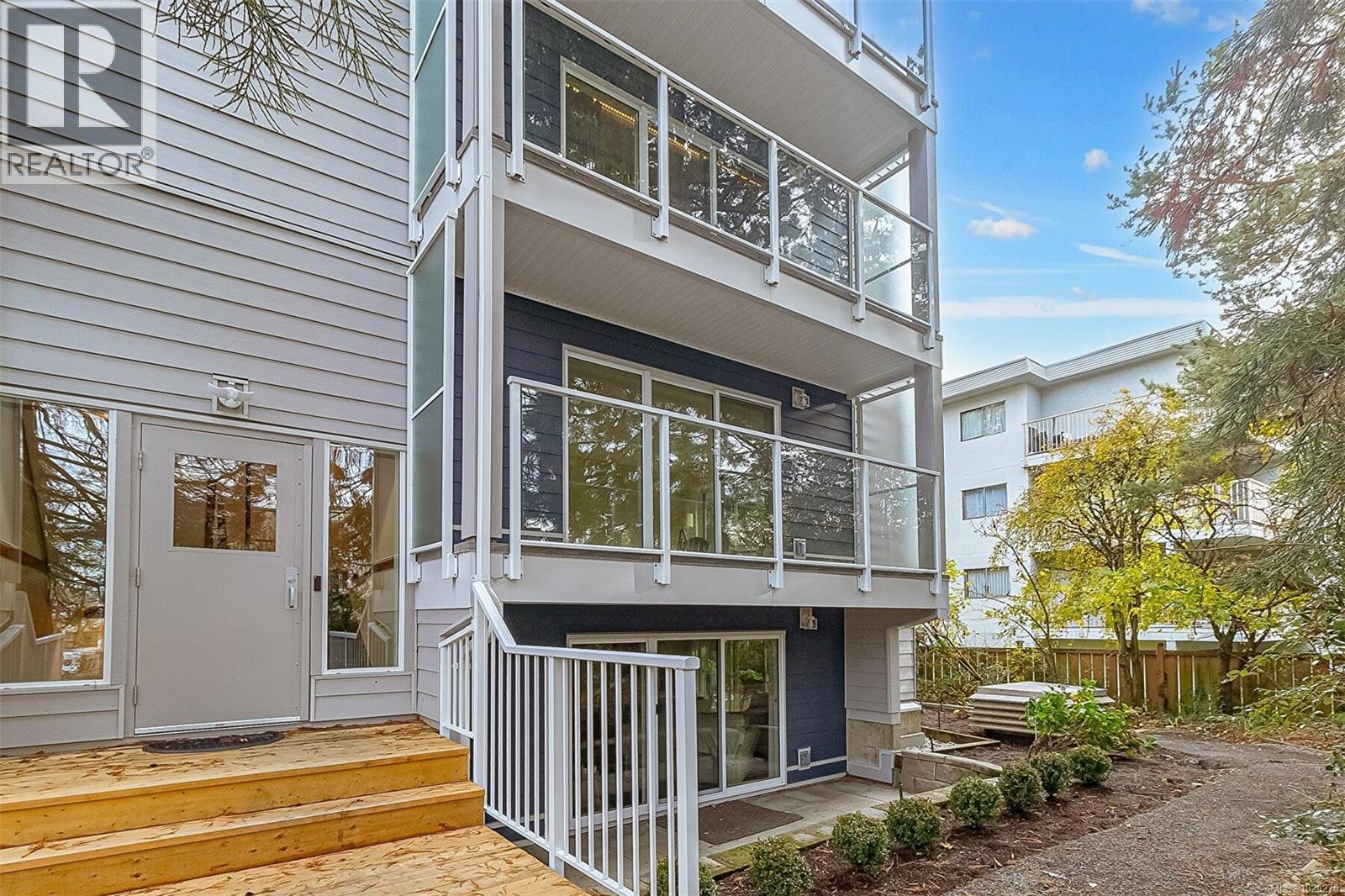 215 3277 Quadra St, Saanich