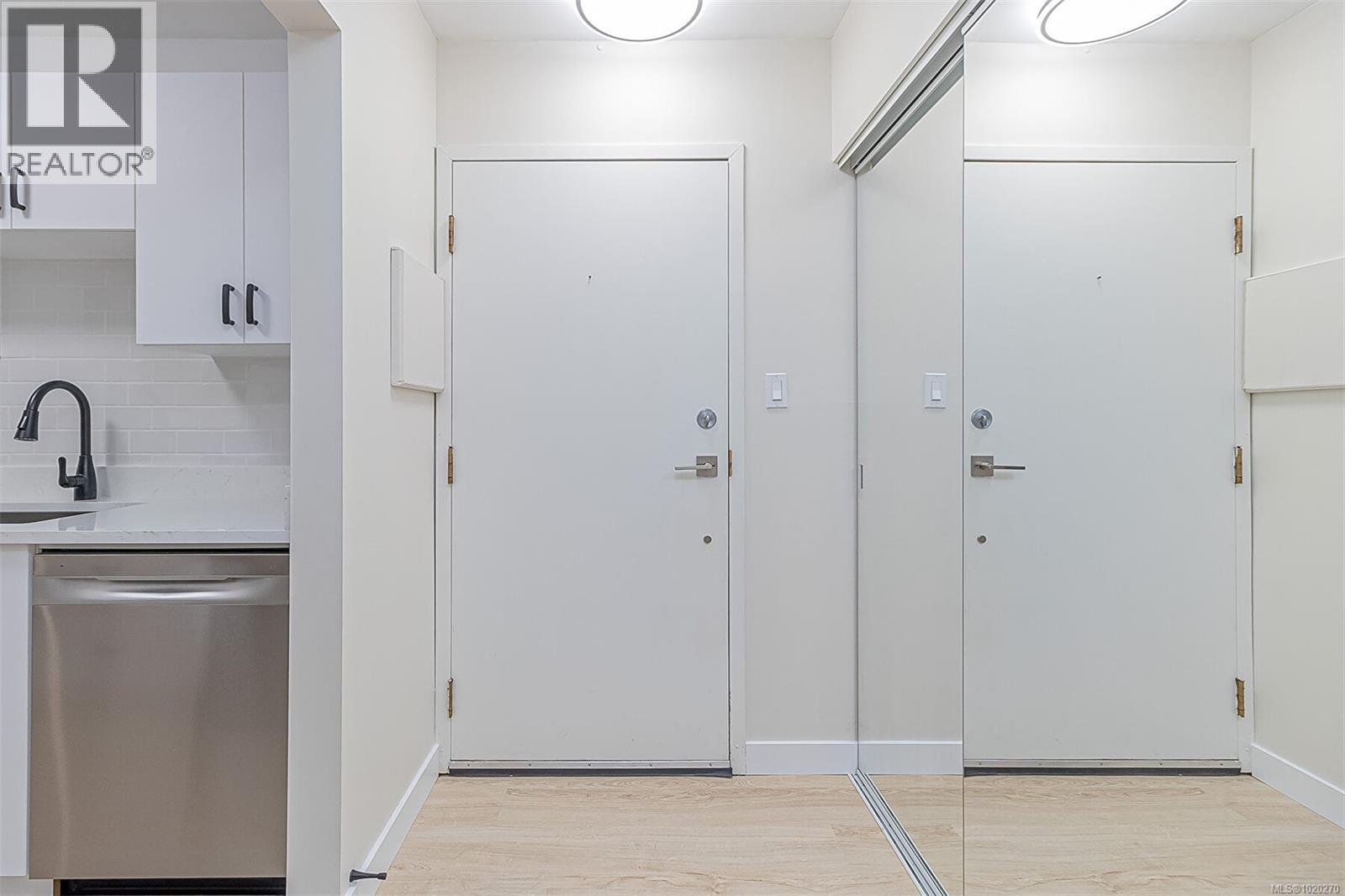 215 3277 Quadra St, Saanich