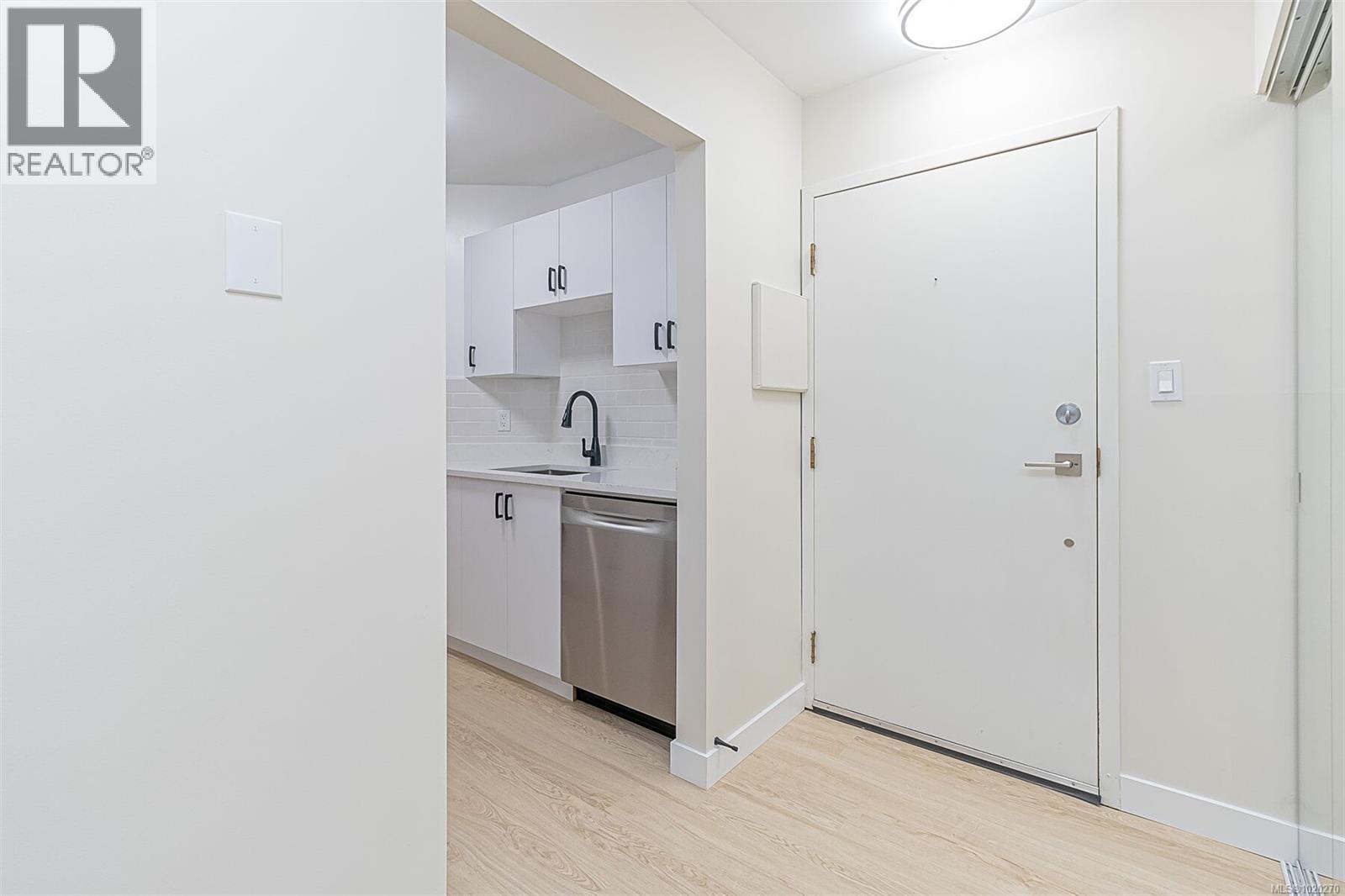 215 3277 Quadra St, Saanich