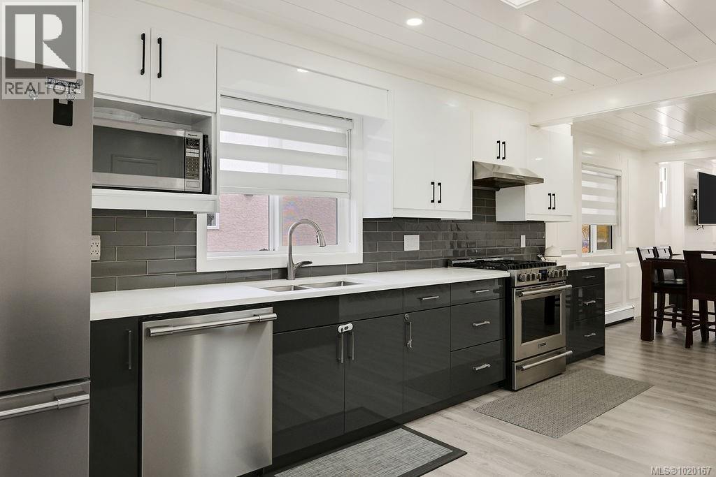  2710 Victor Street, Victoria