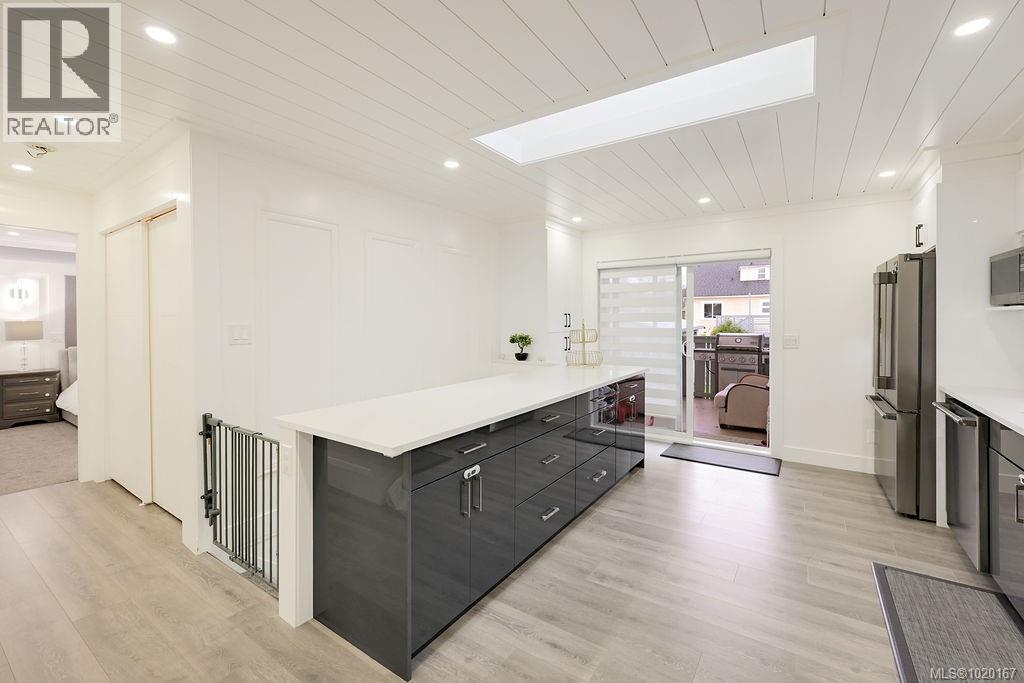  2710 Victor Street, Victoria