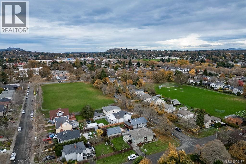  2710 Victor Street, Victoria