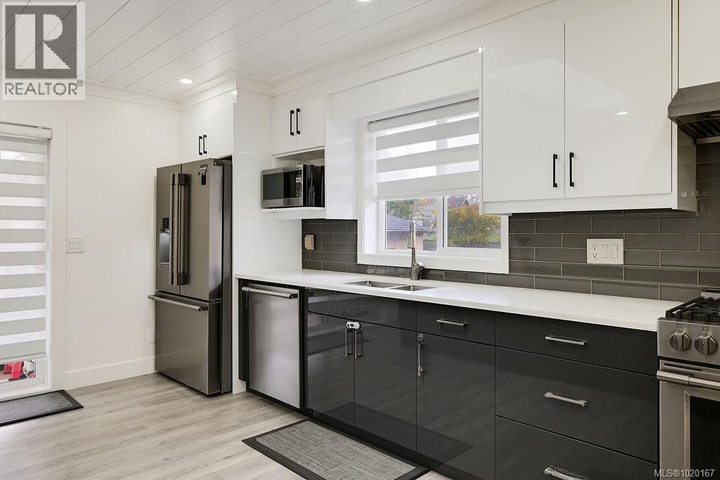  2710 Victor Street, Victoria