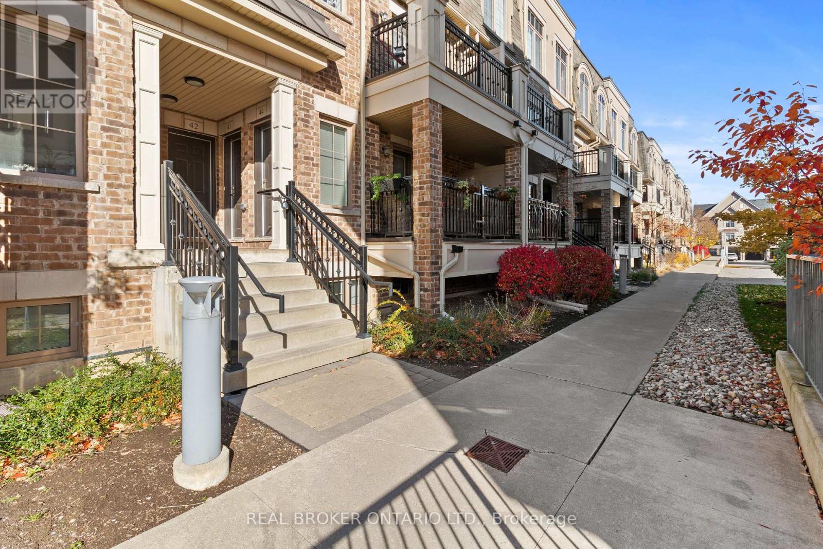 42 – 2441 GREENWICH DRIVE N