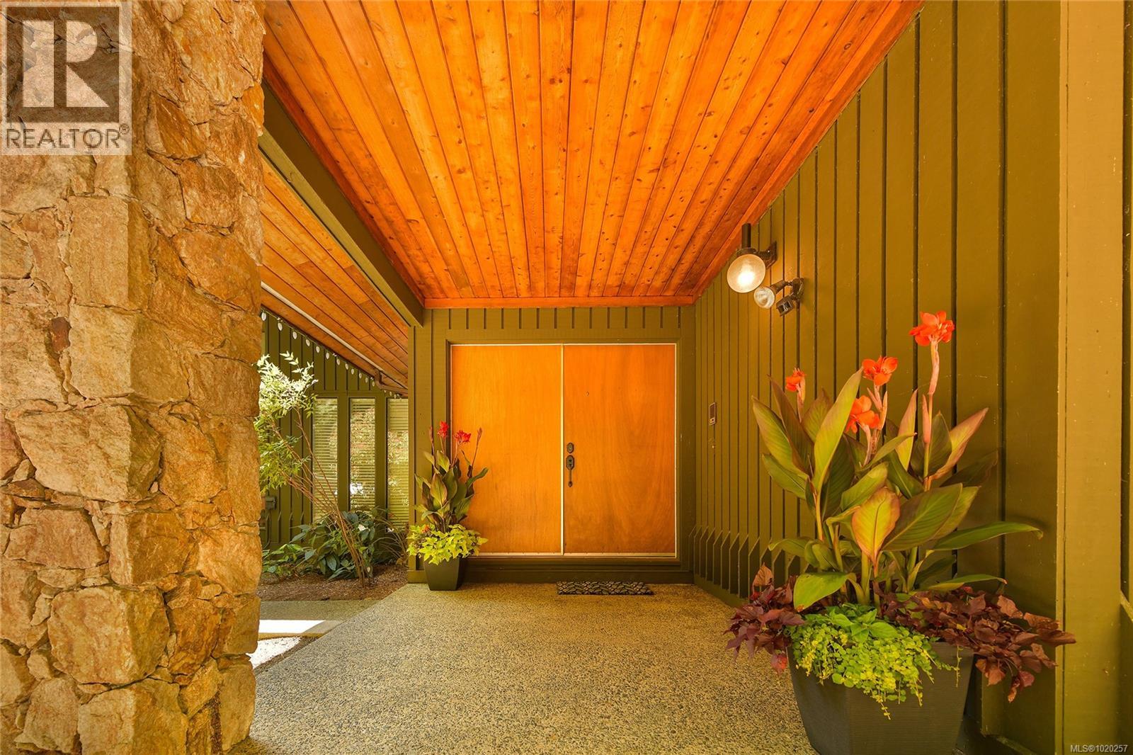 821 Dalkeith Ave, North Saanich