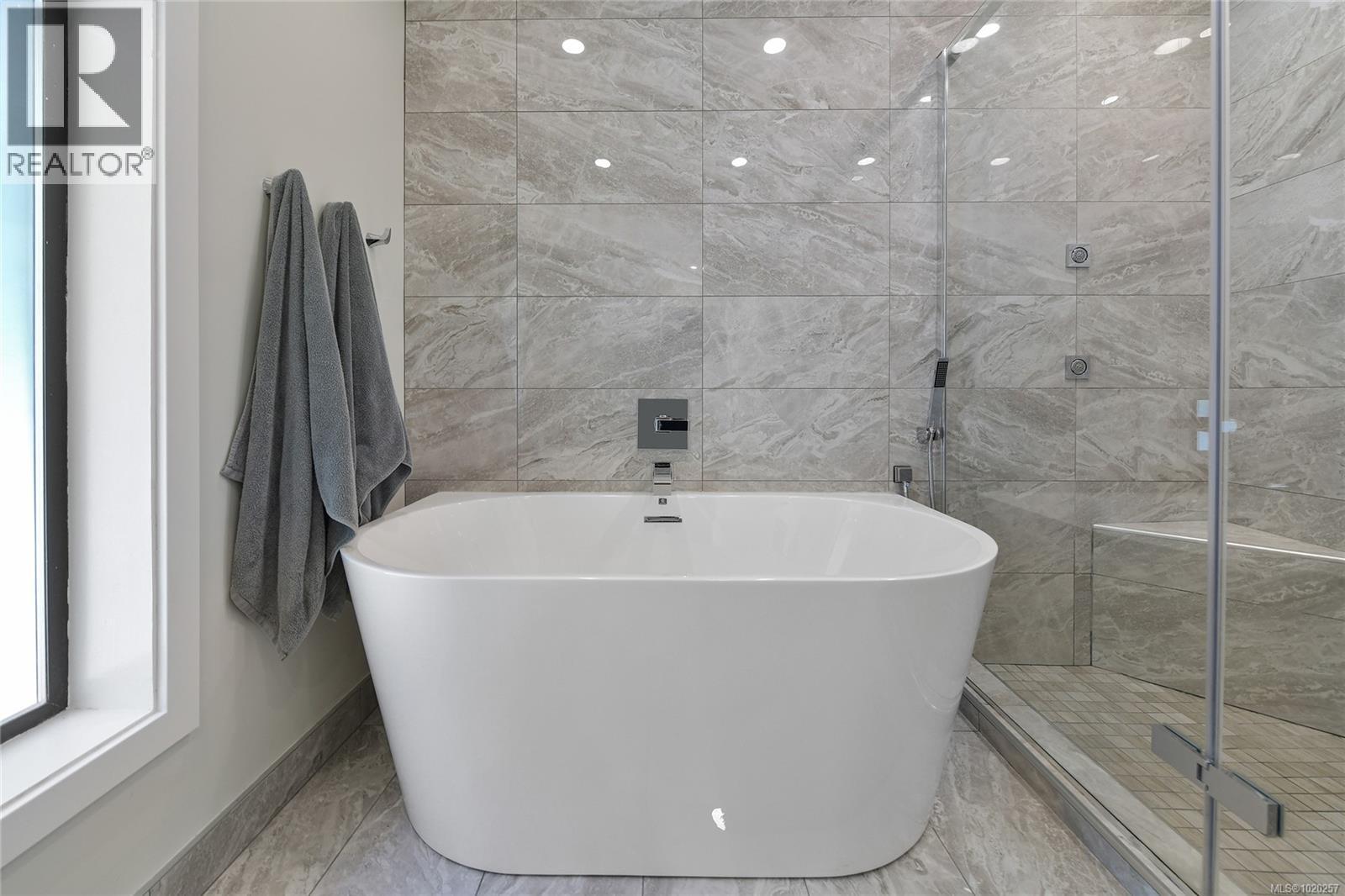 821 Dalkeith Ave, North Saanich