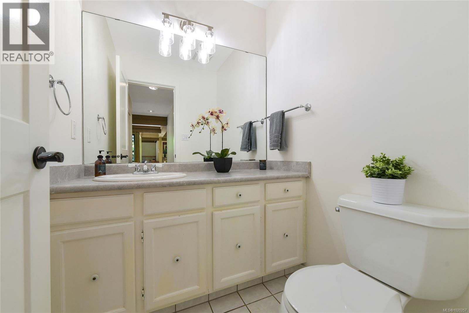 821 Dalkeith Ave, North Saanich