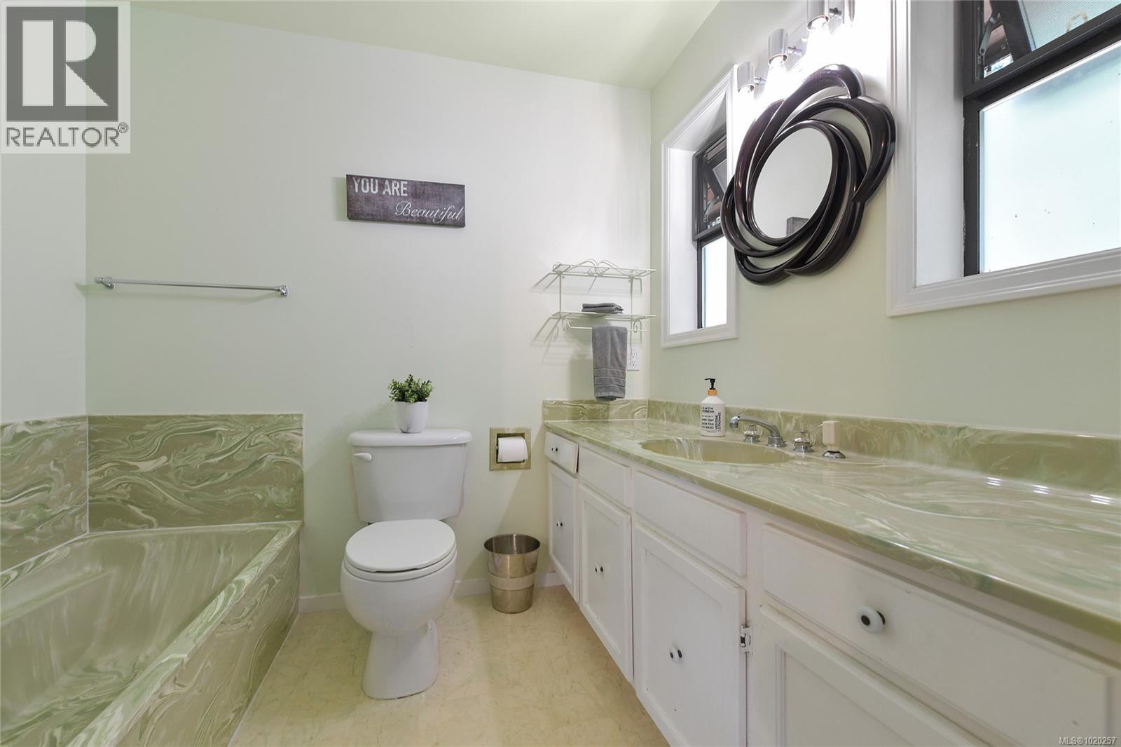 821 Dalkeith Ave, North Saanich