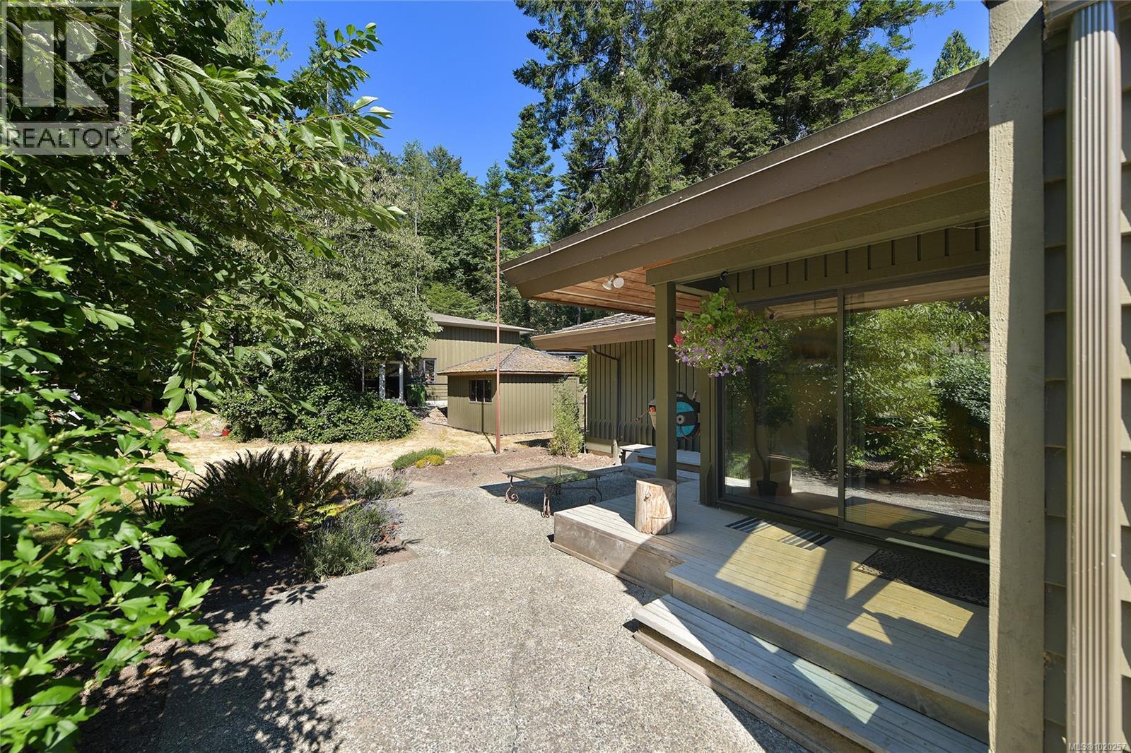 821 Dalkeith Ave, North Saanich