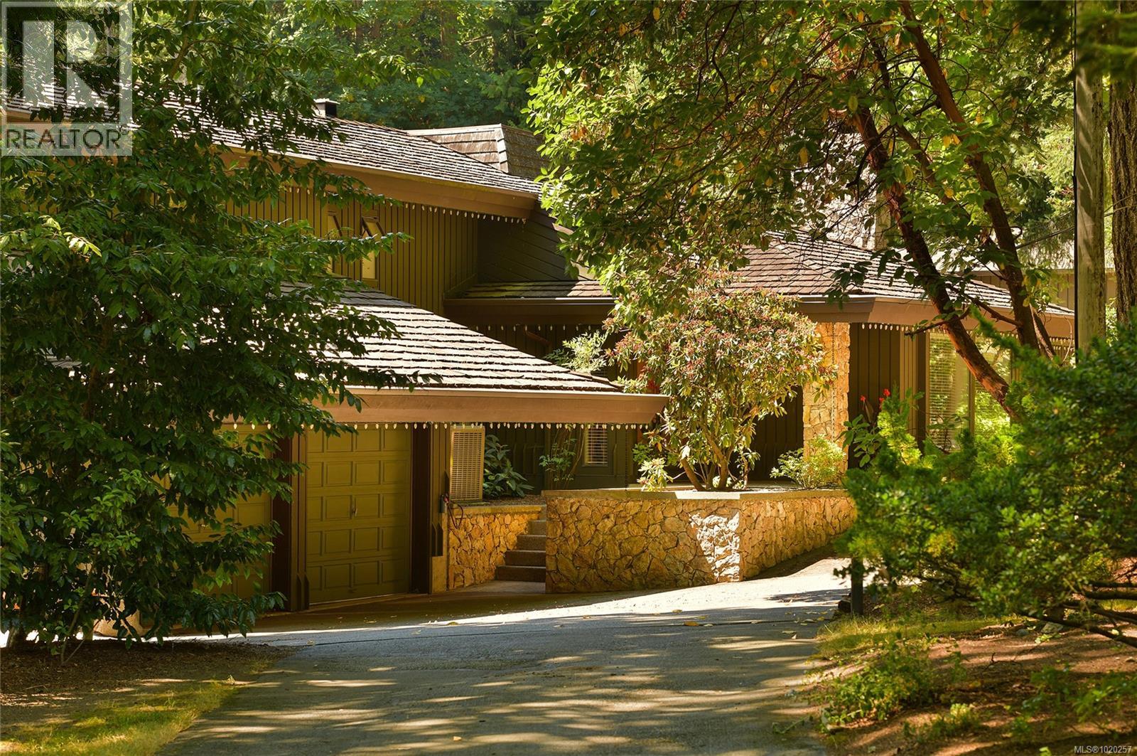 821 Dalkeith Ave, North Saanich