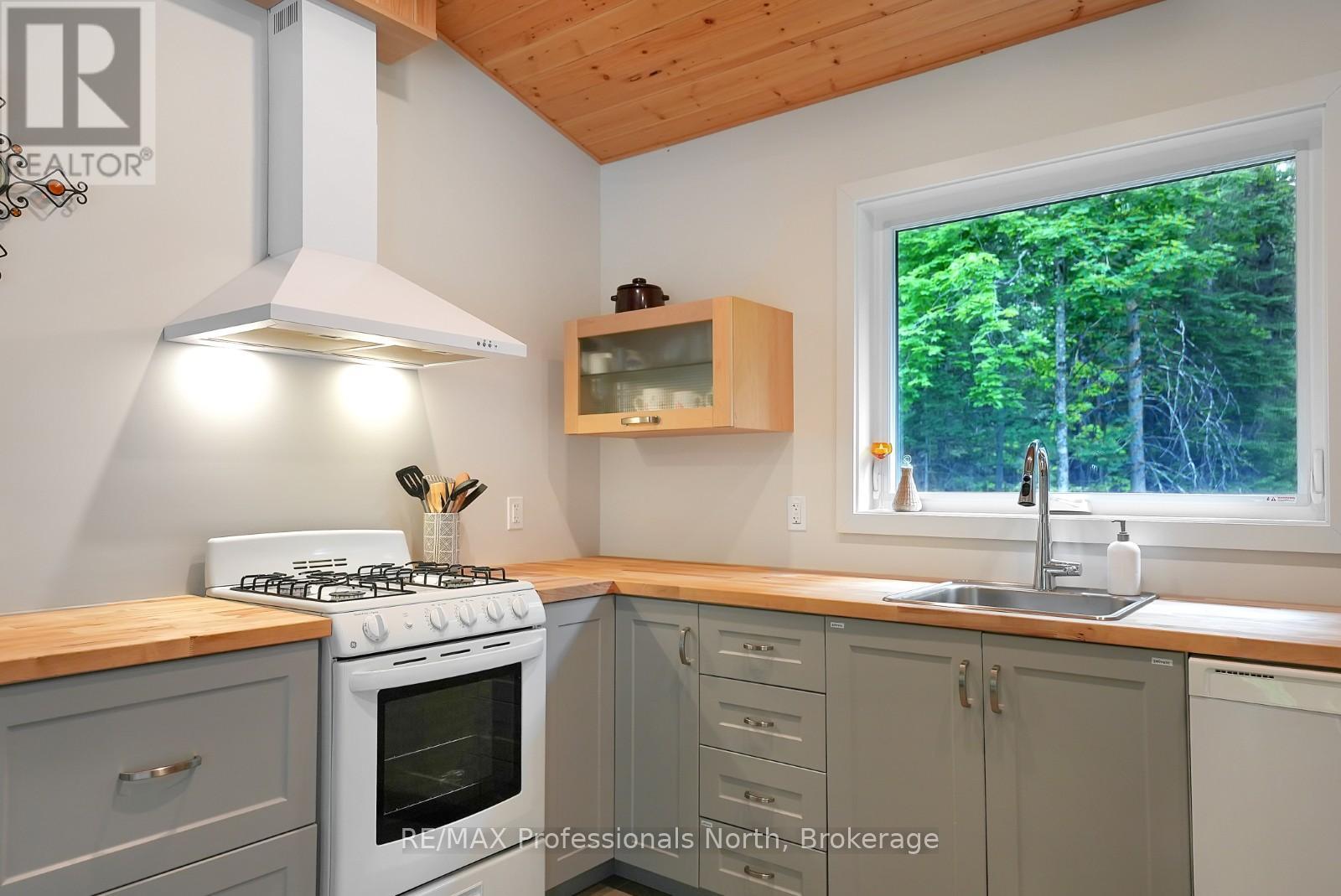 Single Family House Bungalow for Sale in  MINNICOCK LAKE ROAD Highlands East (Glamorgan) 