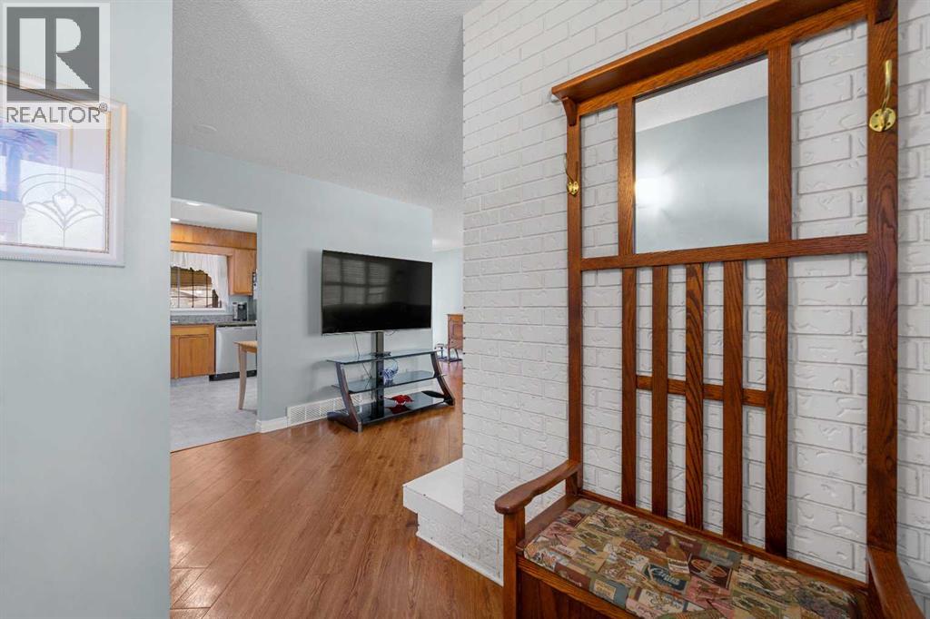 Single Family House 4 Level for Sale in  Templeside Circle NE Temple Calgary 