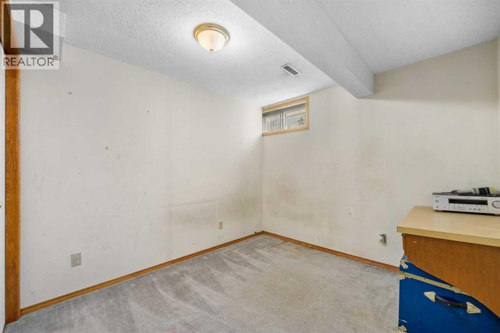 Single Family House 4 Level for Sale in  Templeside Circle NE Temple Calgary 