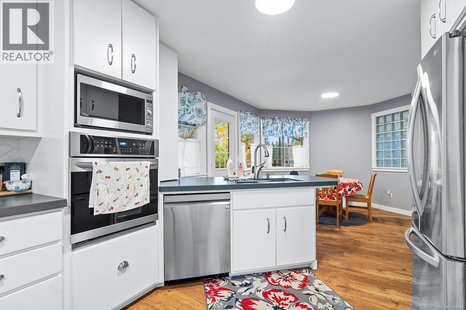 647 Tamarack Dr, Qualicum Beach