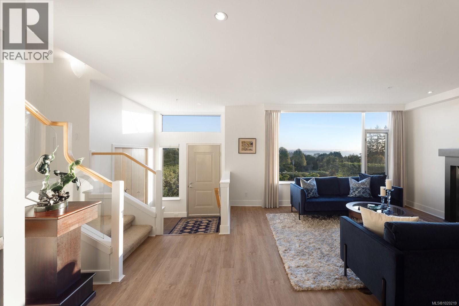 5322 Sayward Hill Cres, Saanich