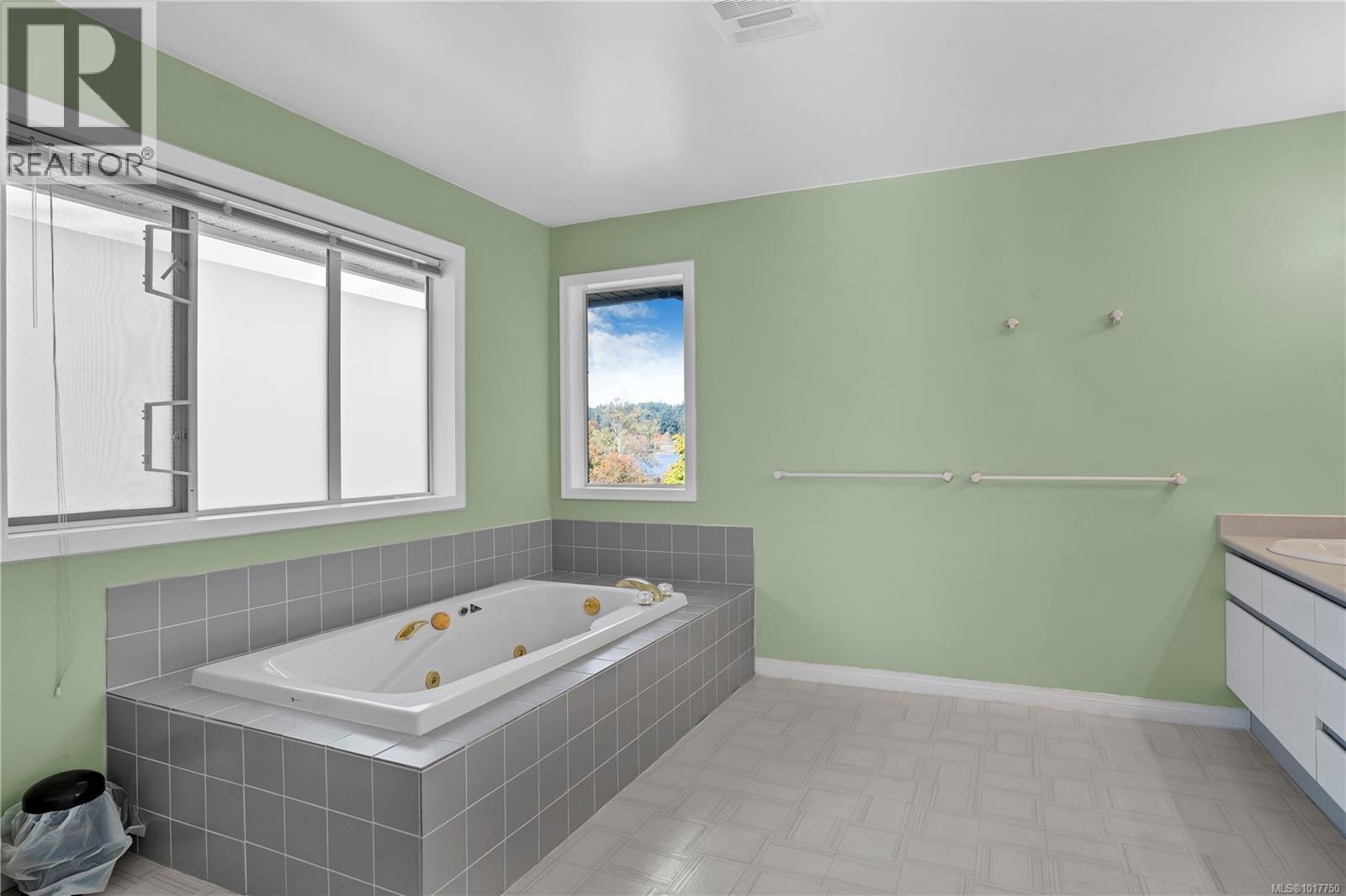 230 Portsmouth Dr, Colwood