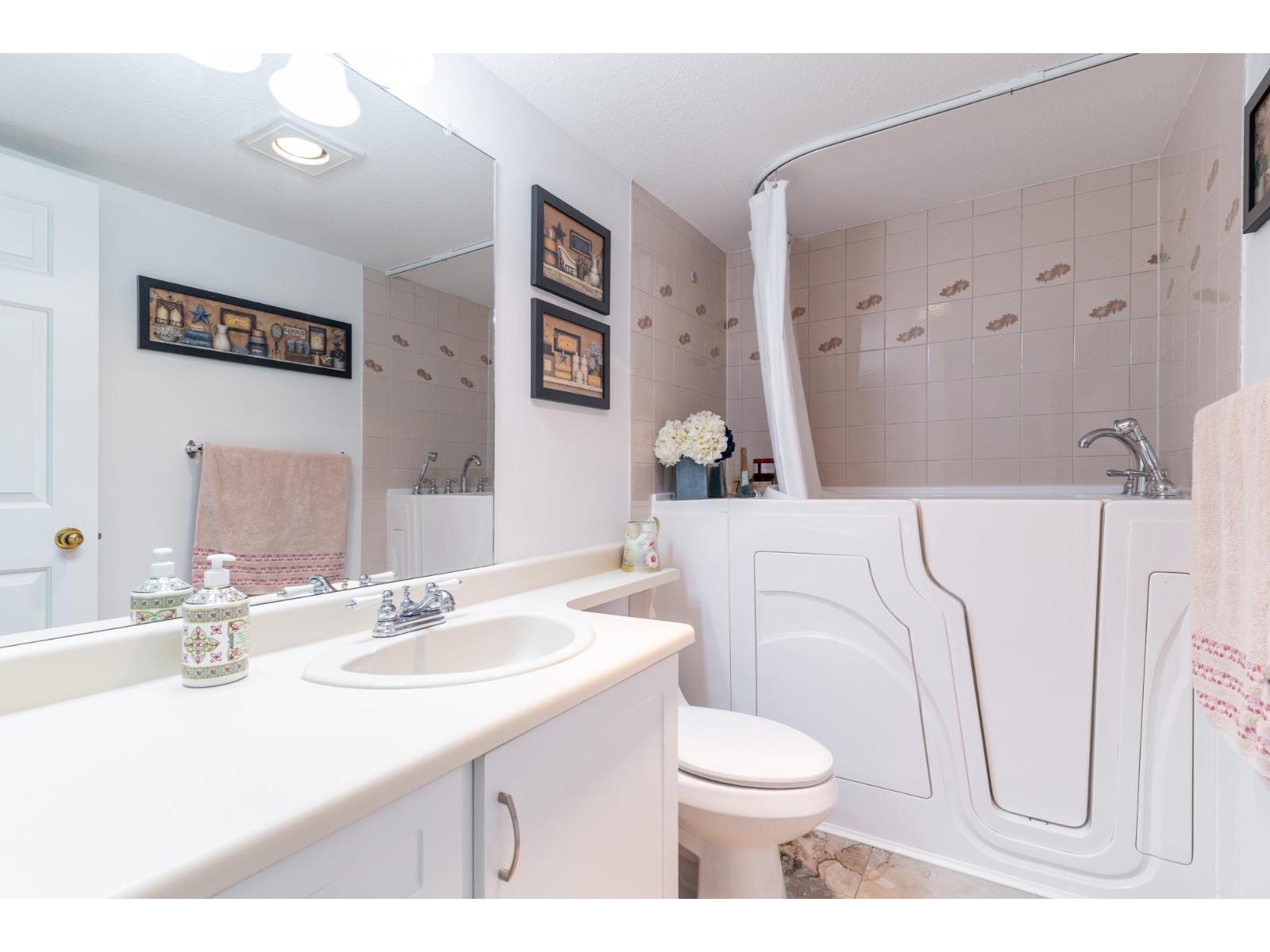 204 15130 ROPER AVENUE, White Rock