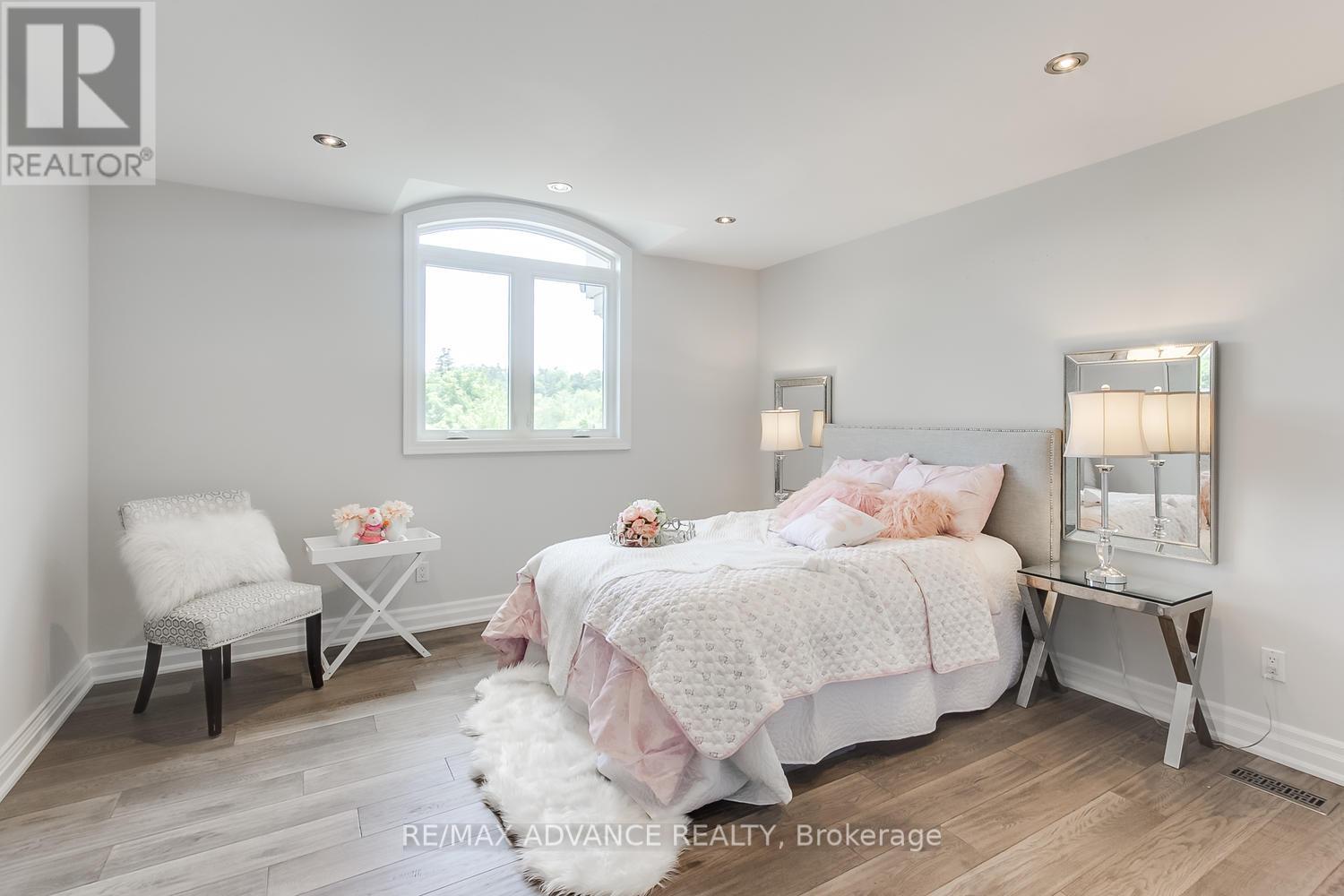 32 BROOKFIELD ROAD - 33