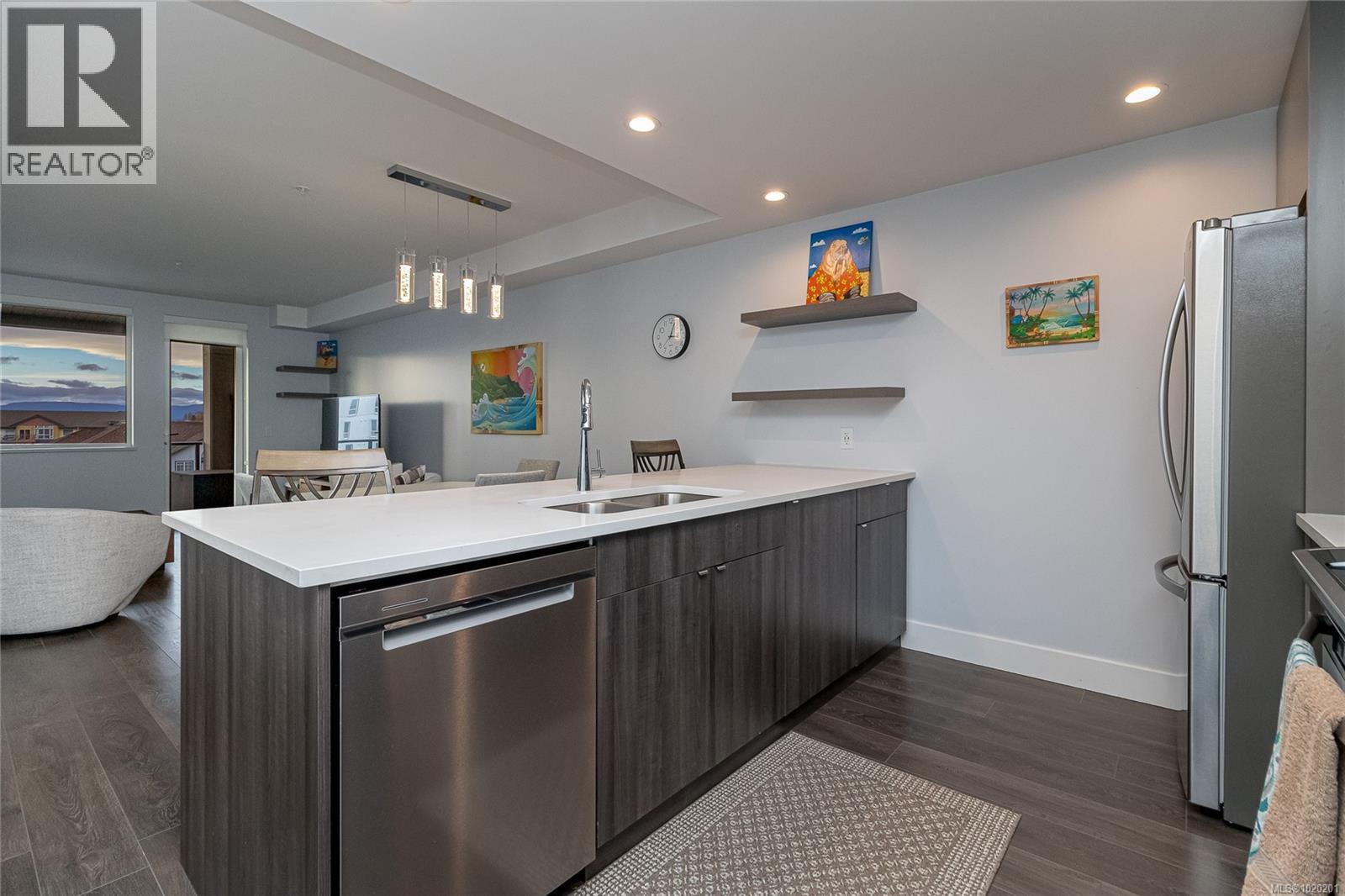 411 2461 Sidney Avenue, Sidney