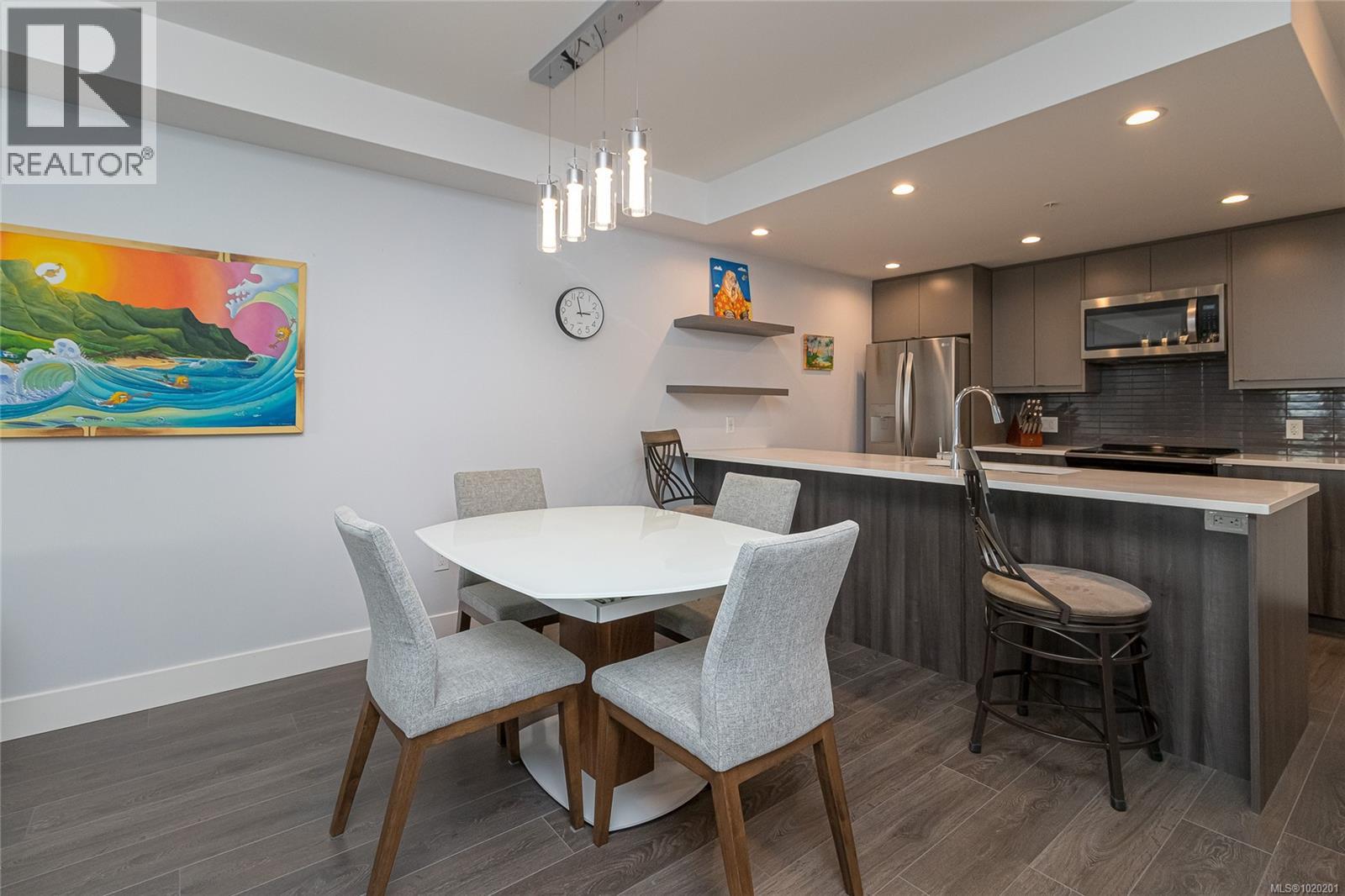 411 2461 Sidney Avenue, Sidney