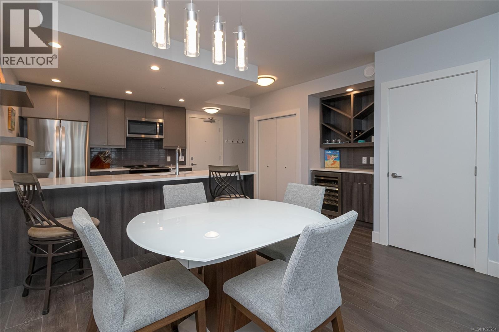 411 2461 Sidney Avenue, Sidney