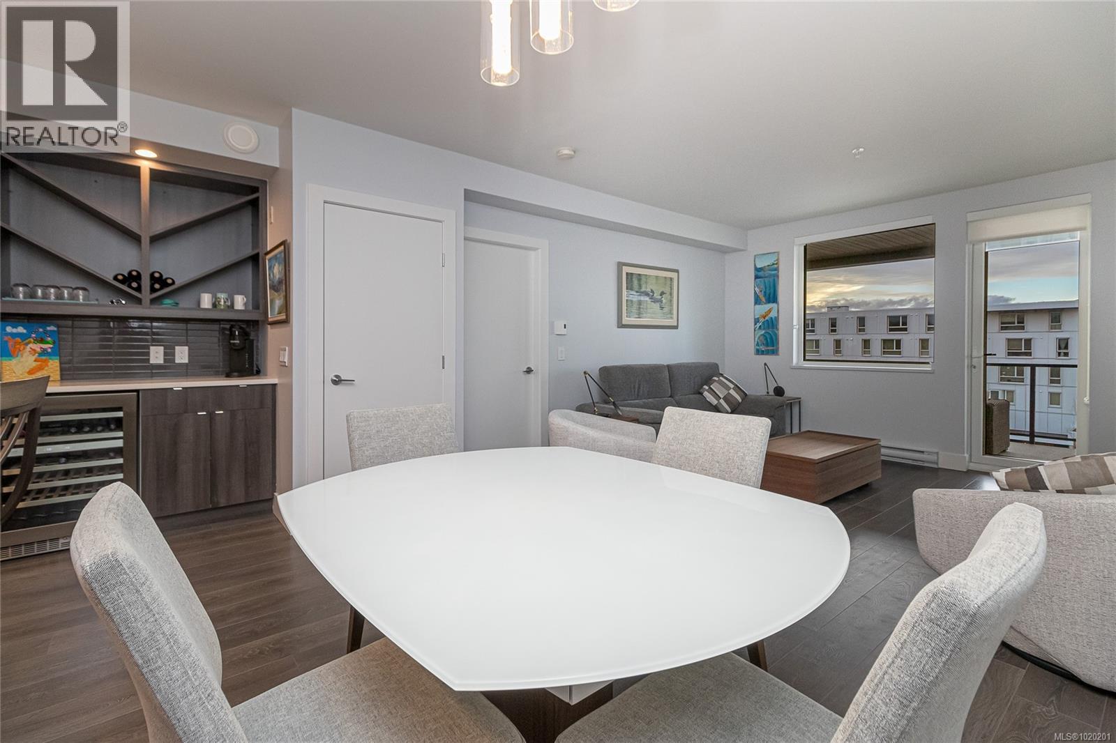 411 2461 Sidney Avenue, Sidney