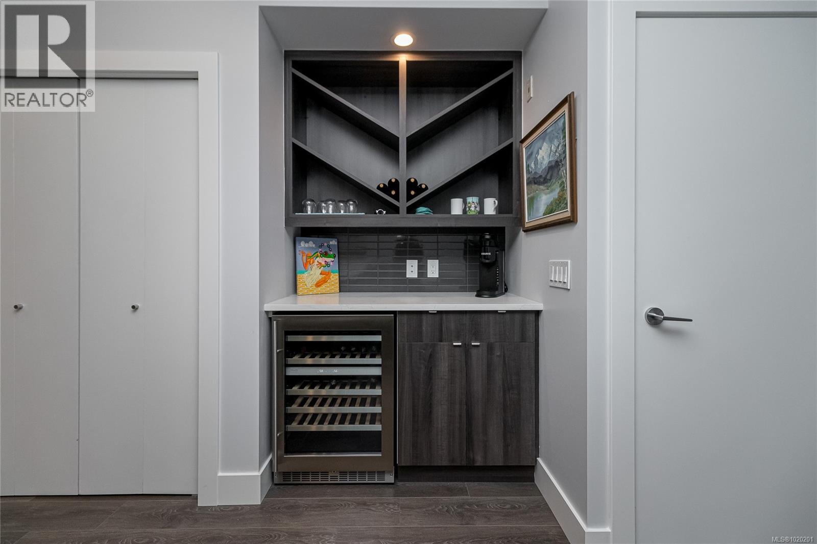 411 2461 Sidney Avenue, Sidney