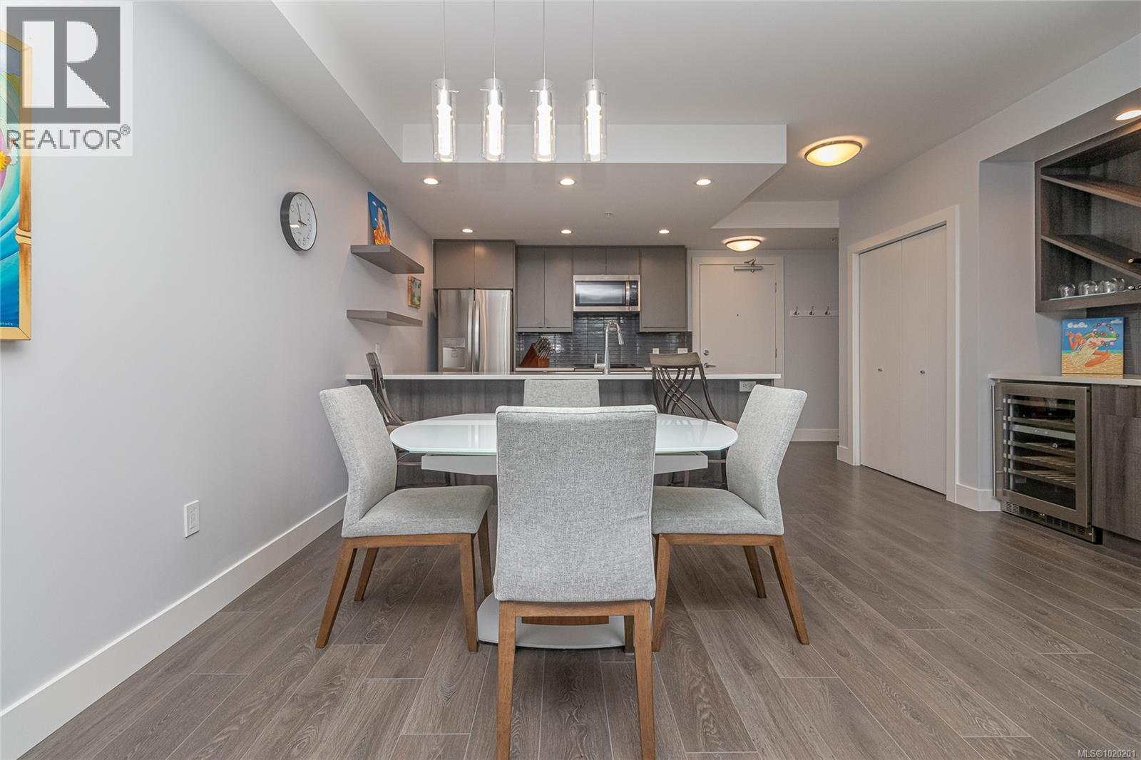 411 2461 Sidney Avenue, Sidney