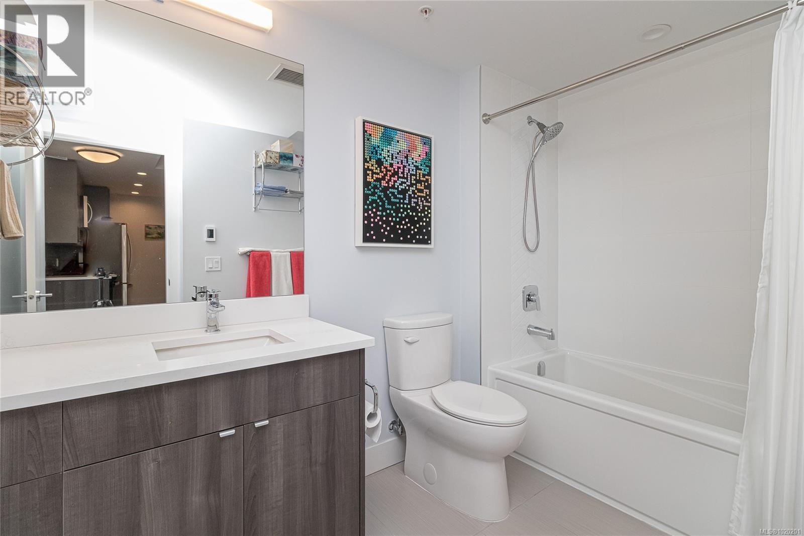 411 2461 Sidney Avenue, Sidney