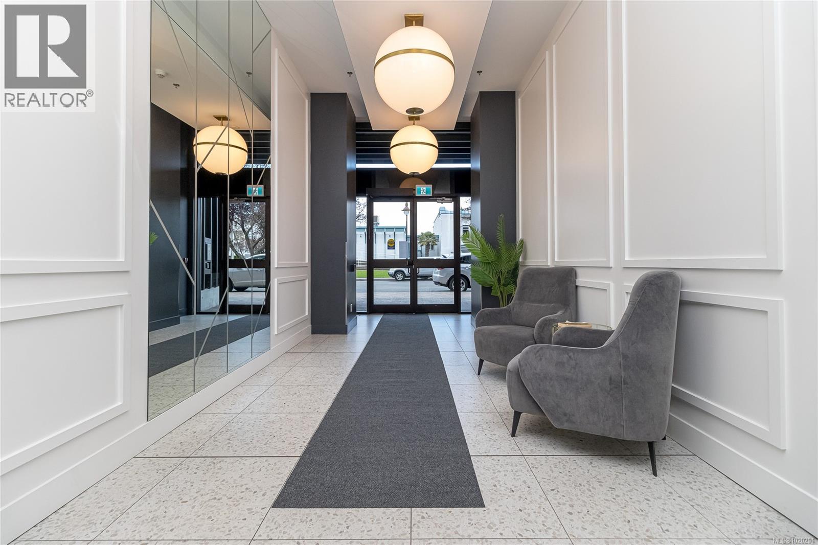 411 2461 Sidney Avenue, Sidney