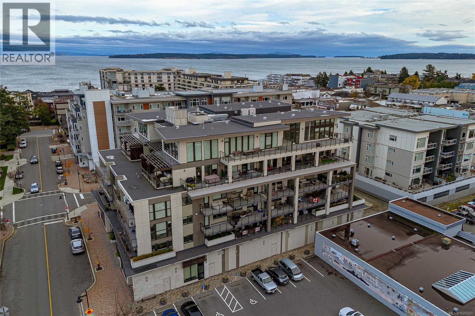 411 2461 Sidney Avenue, Sidney