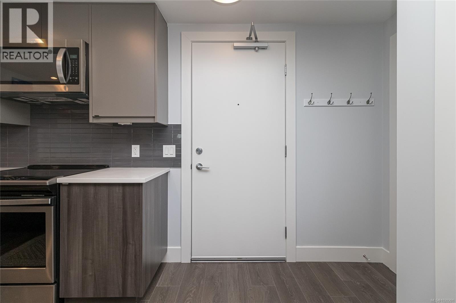 411 2461 Sidney Avenue, Sidney