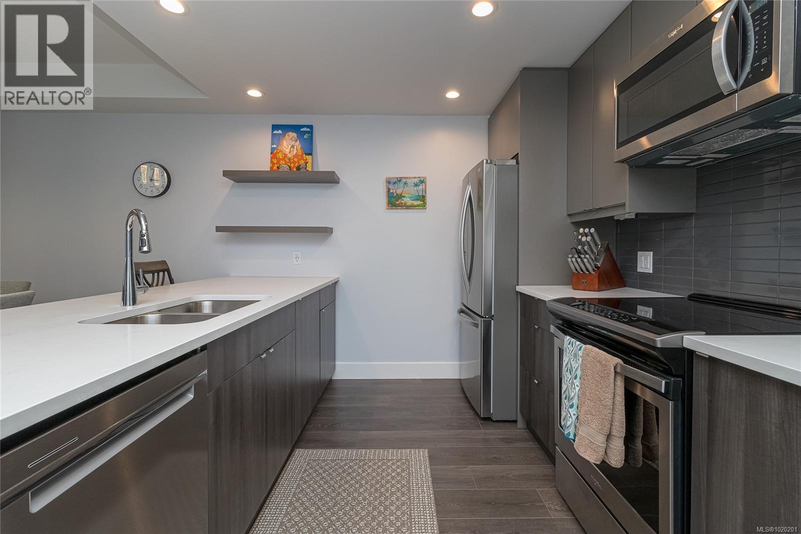 411 2461 Sidney Avenue, Sidney