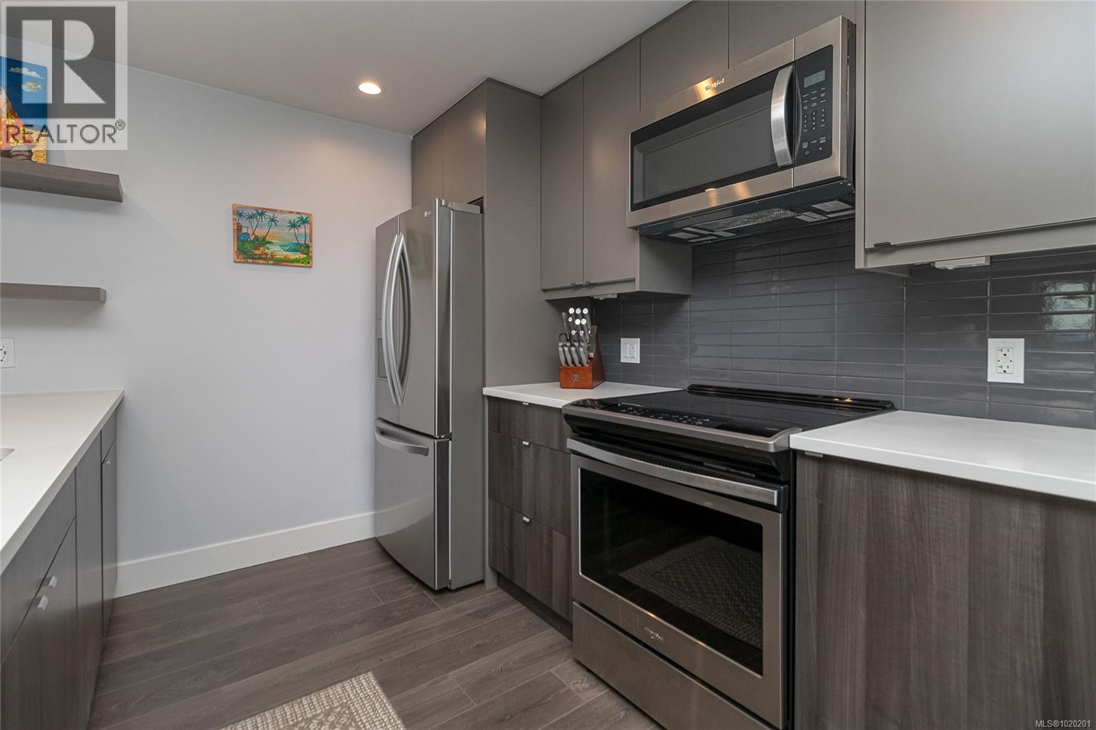 411 2461 Sidney Avenue, Sidney