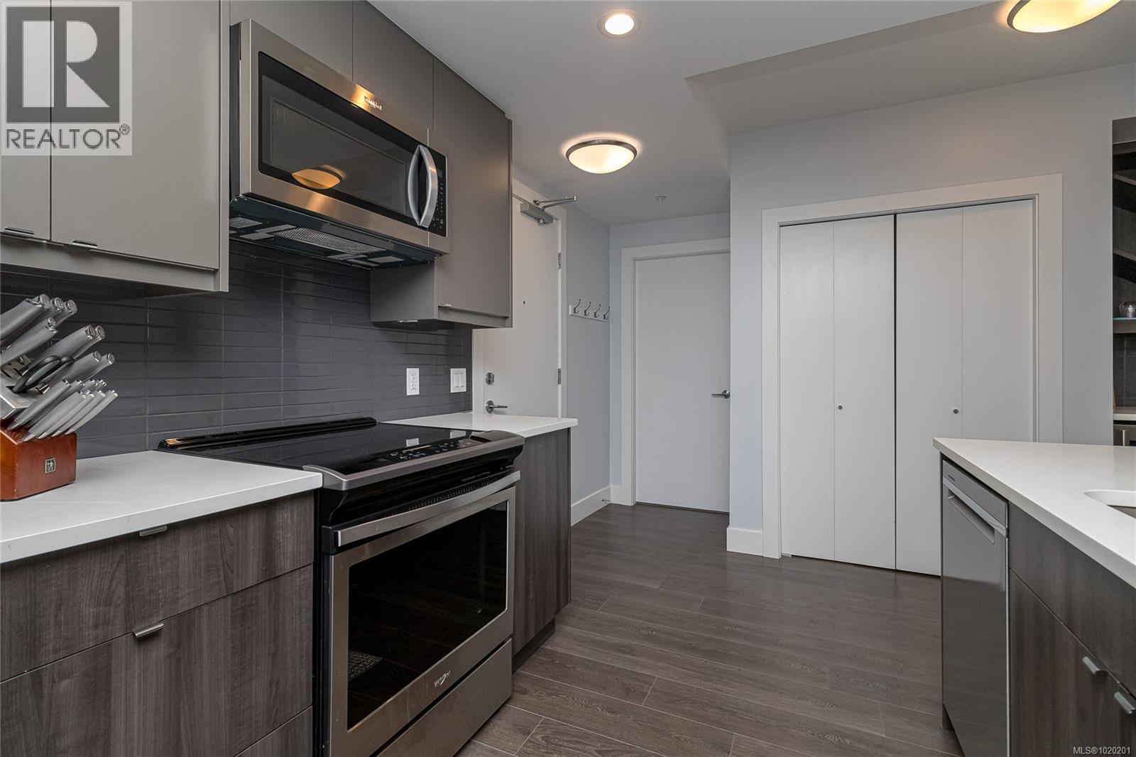 411 2461 Sidney Avenue, Sidney