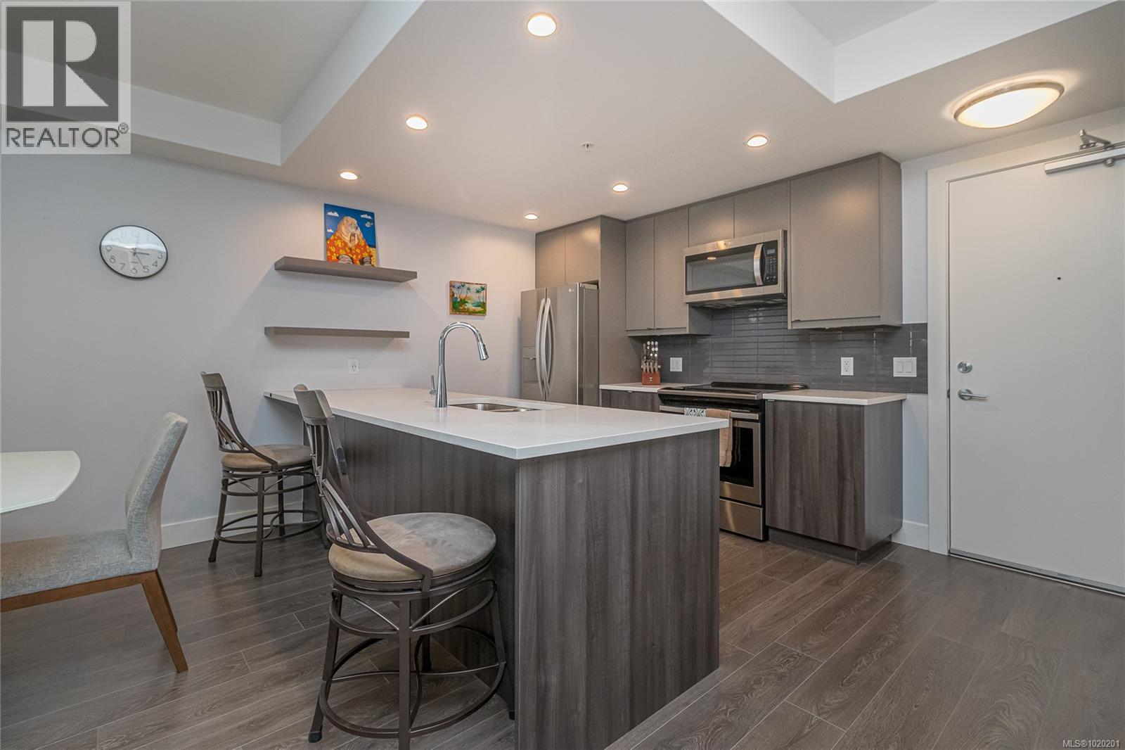 411 2461 Sidney Avenue, Sidney