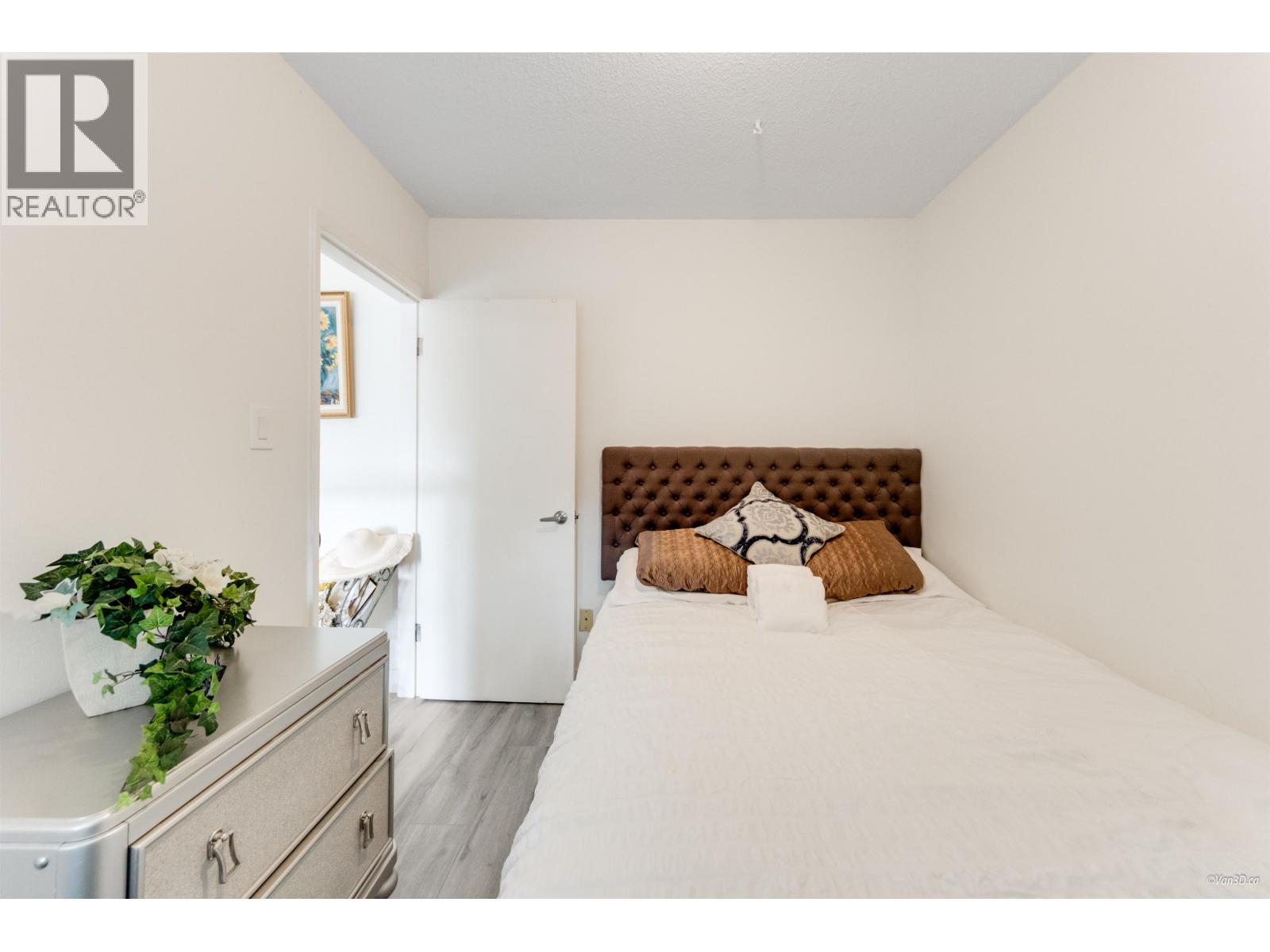 6593 LOCHDALE STREET, Burnaby