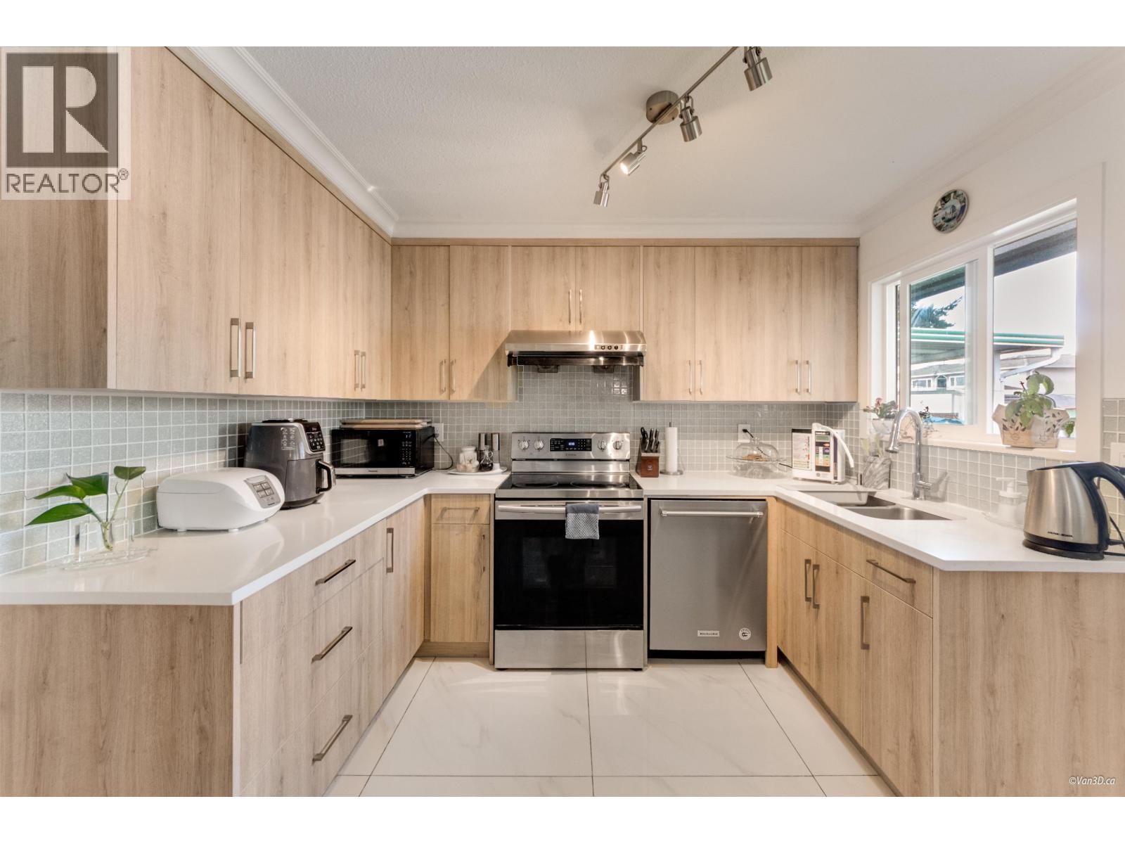 6593 LOCHDALE STREET, Burnaby