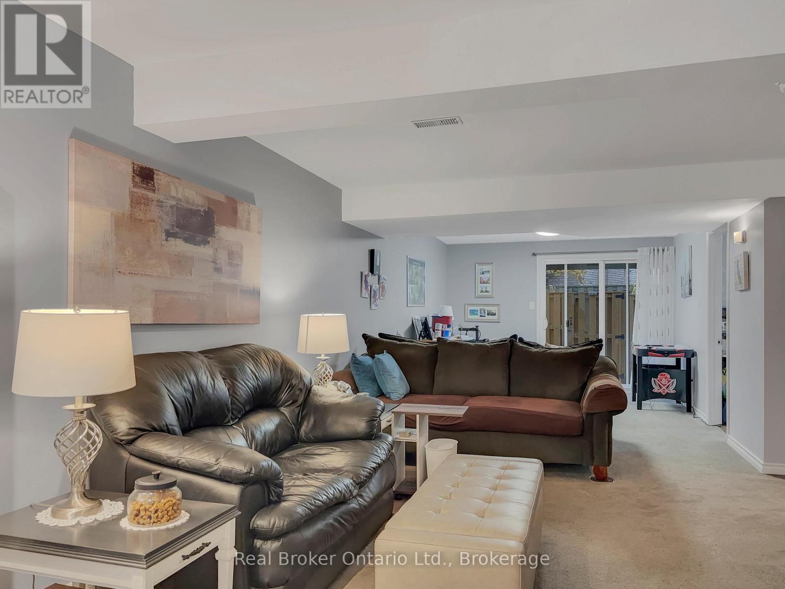 Single Family House Bungalow for Sale in    SOUTHRIDGE DRIVE Hamilton (Mountview) 