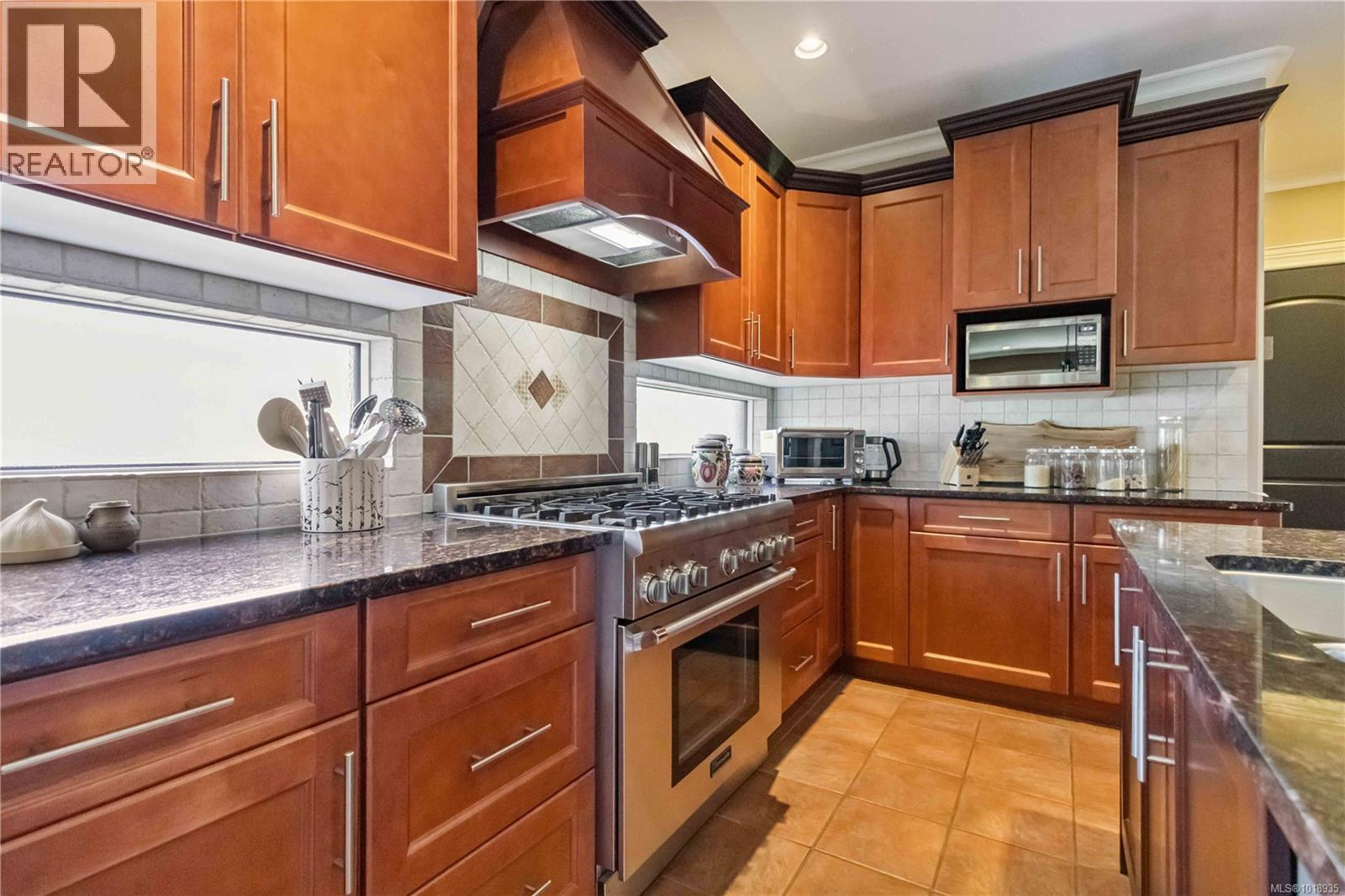  1702 De Sousa Place, Saanich