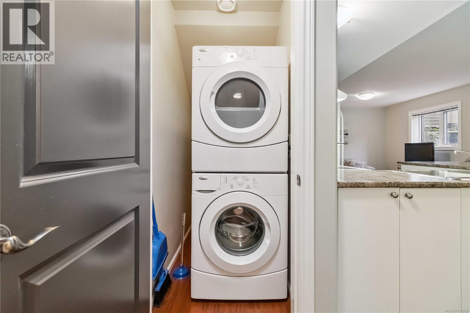  1702 De Sousa Place, Saanich