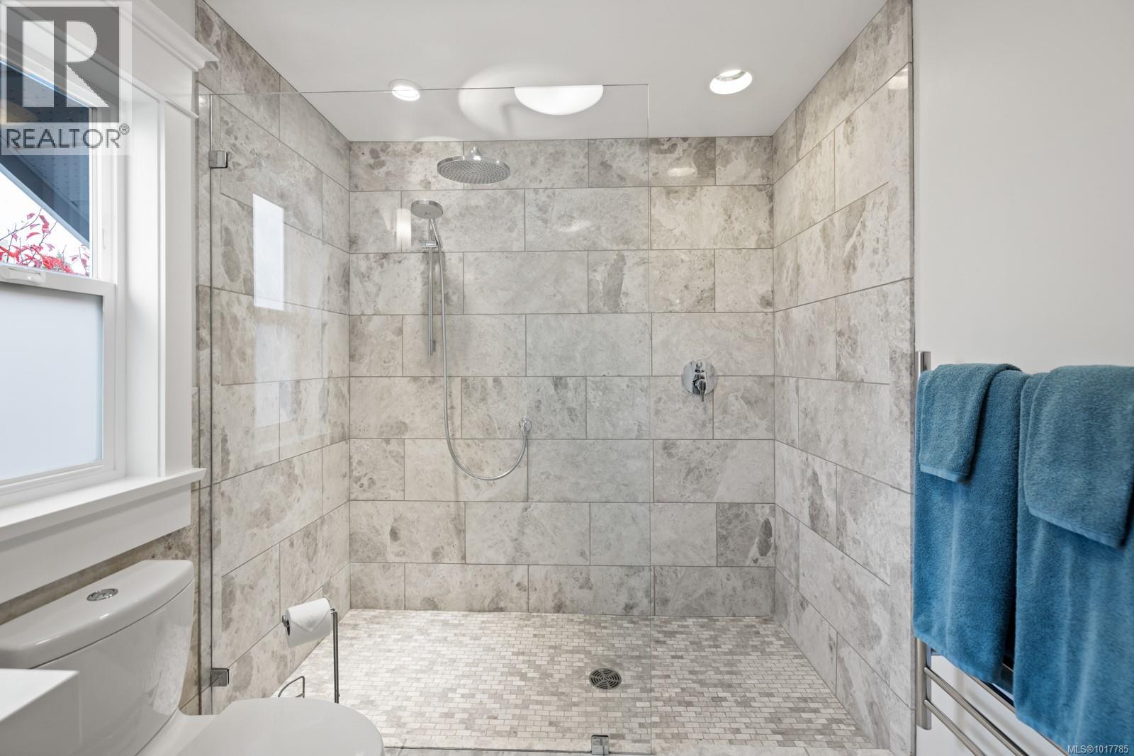 404 Constance Ave, Esquimalt